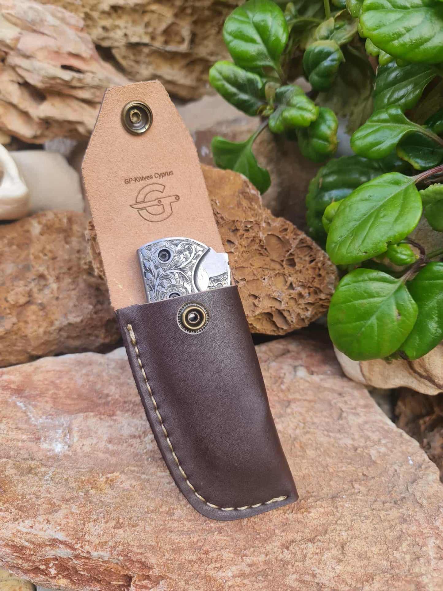 Handmade Limited Edition with Serial Number 18cm Knife with 420 Stainless Steel with Master Hand-Engraved & Buffalo Horn