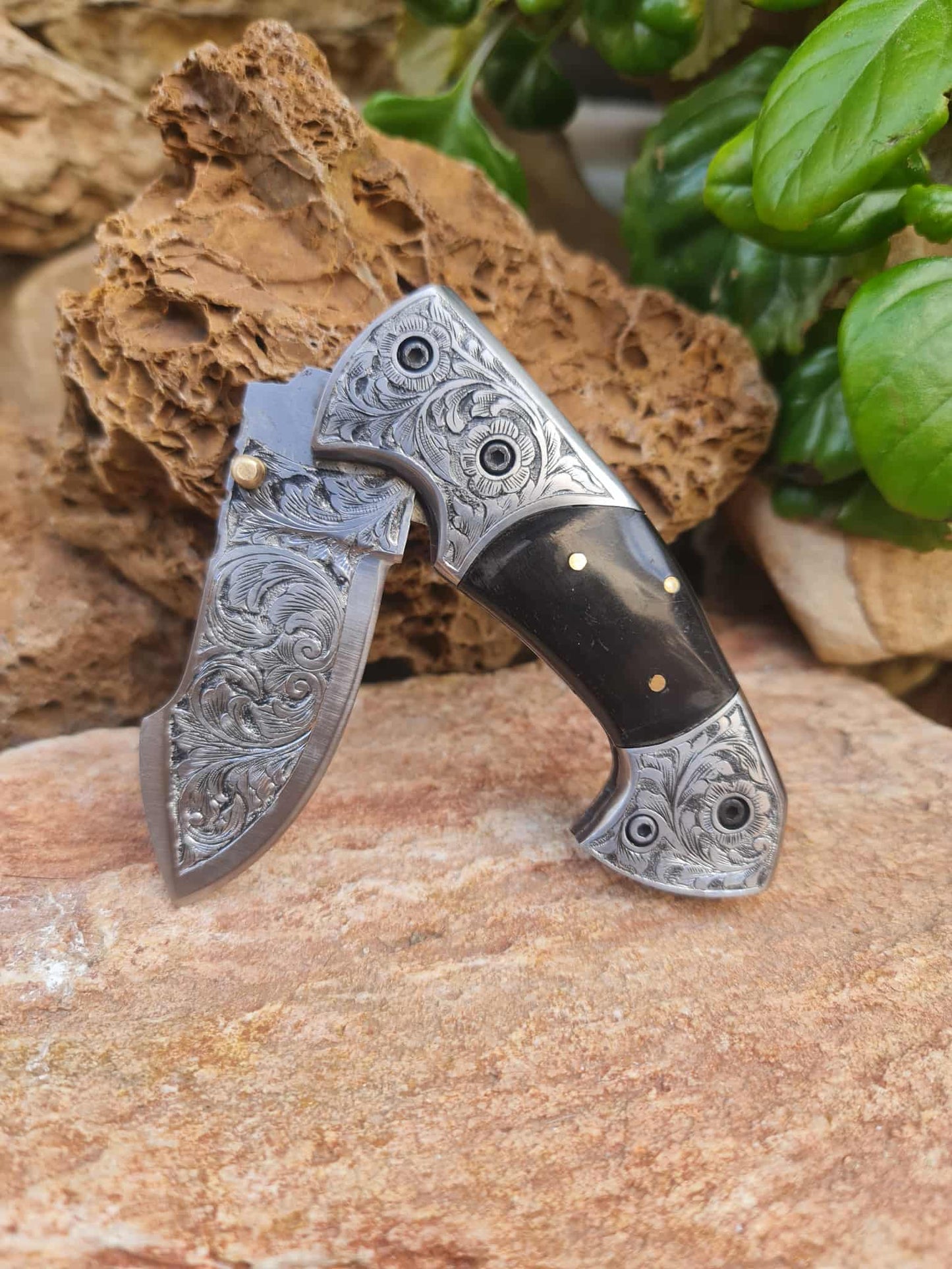 Handmade Limited Edition with Serial Number 18cm Knife with 420 Stainless Steel with Master Hand-Engraved & Buffalo Horn