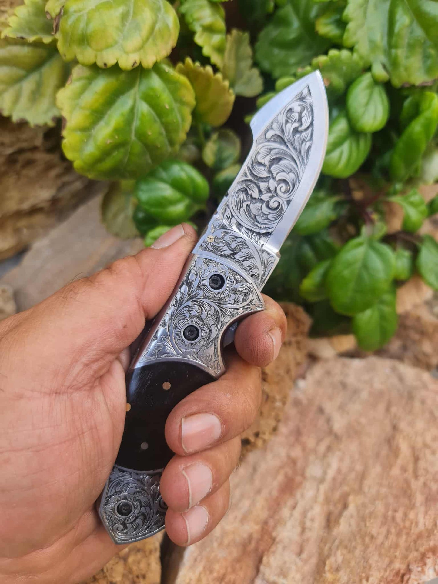 Handmade Limited Edition with Serial Number 18cm Knife with 420 Stainless Steel with Master Hand-Engraved & Buffalo Horn