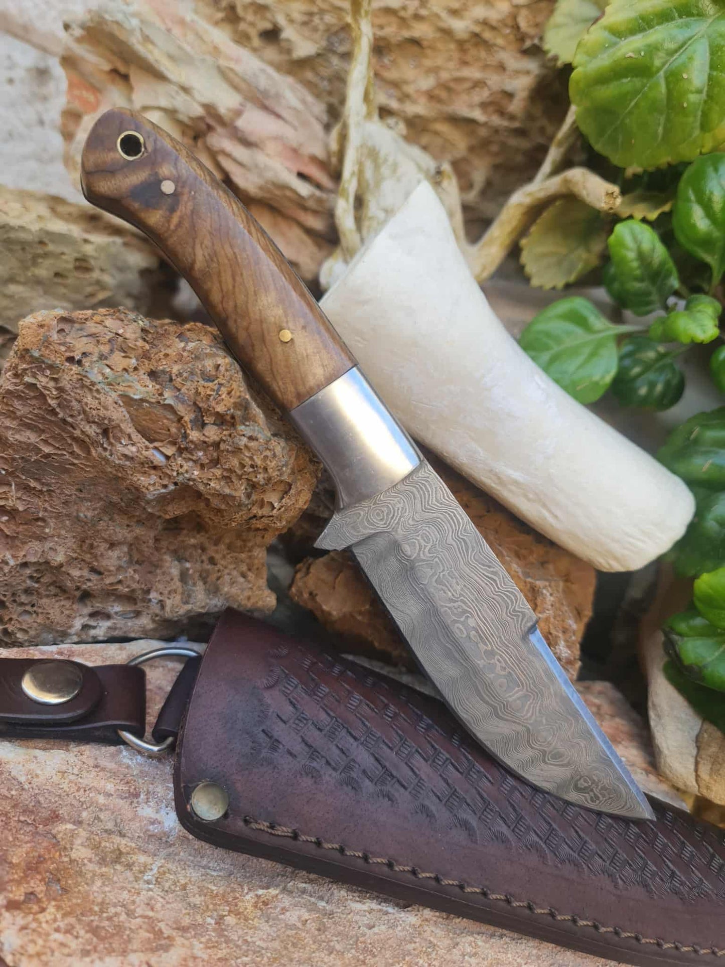 Handmade 24cm Hunting Knife with Raindrop Damascus Steel - Walnut wood & D2 Stainless Steel