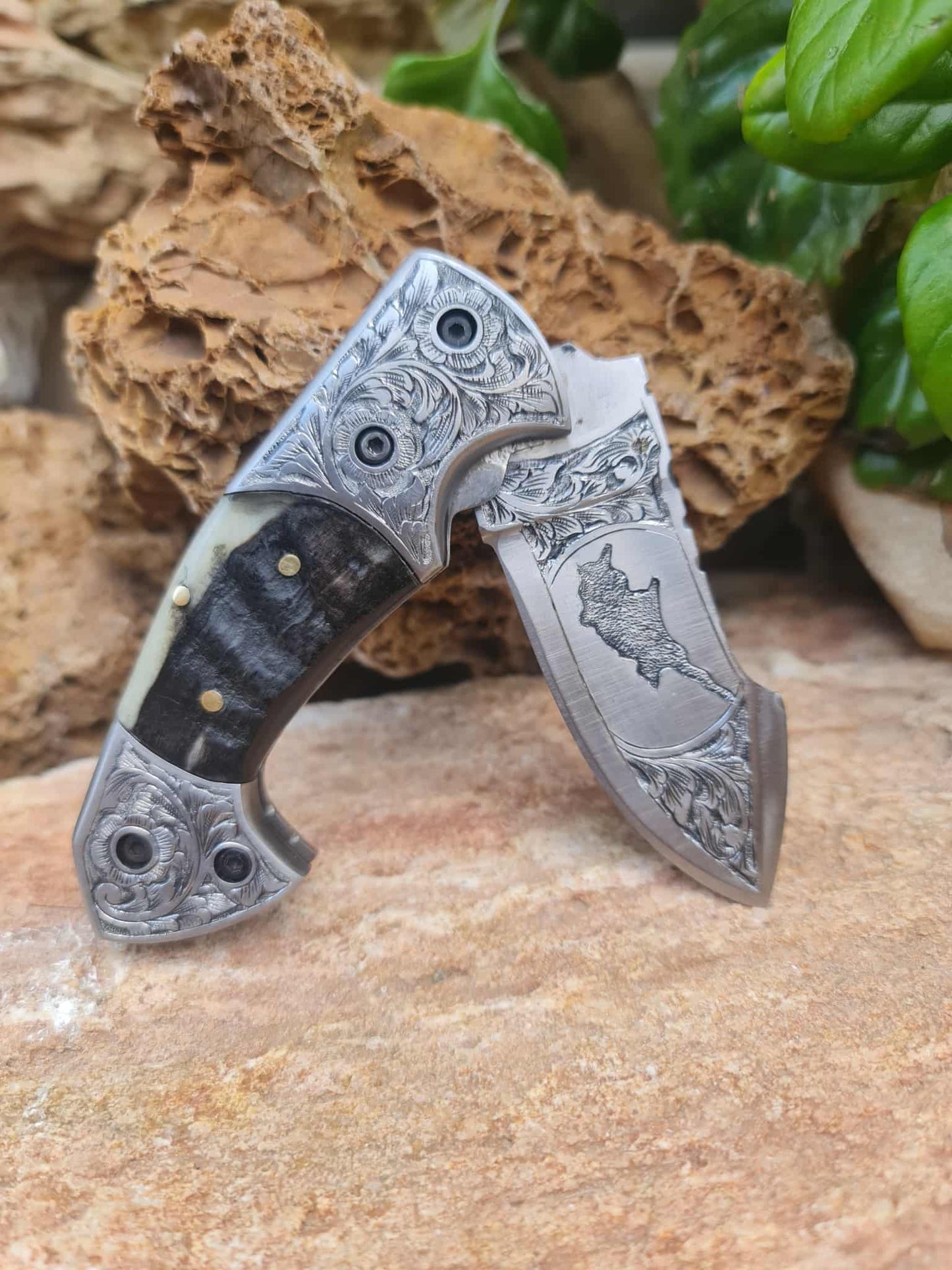Handmade Limited Edition with Serial Number 18cm Knife with 420 Stainless Steel with Master Hand-Engraved Artistic Micro-Design & Asian Mouflon Horn