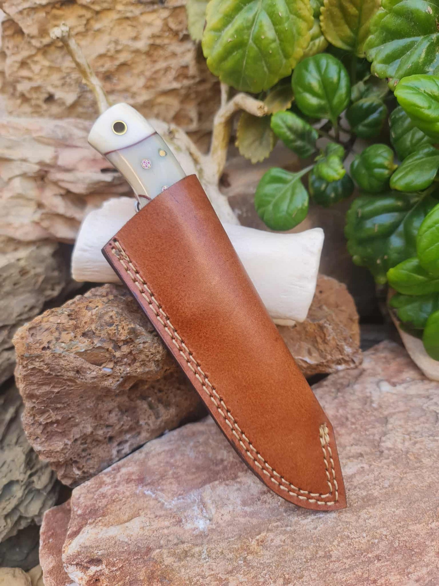 Handmade 20cm Hunting Knife with Raindrop Damascus Steel & Camel Bone