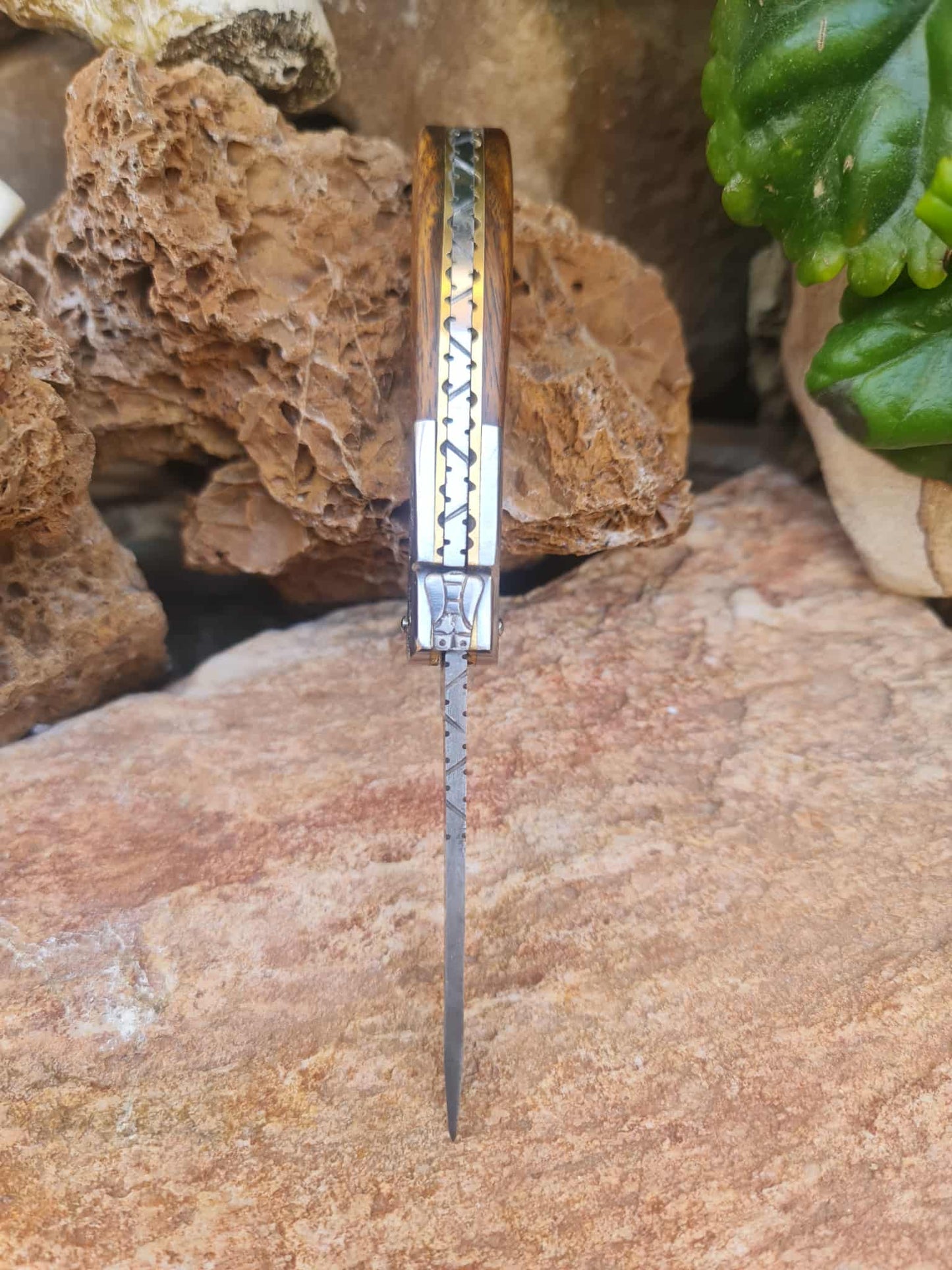 Handmade 16cm Laguiole de Poche with Stainless Damascus® - Walnut wood & Hand Engraved AEB-L Steel