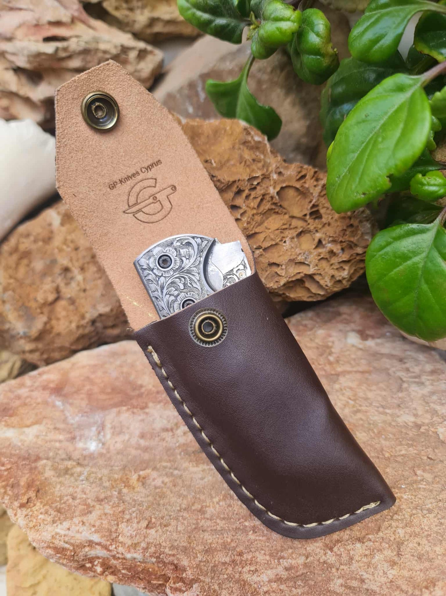 Handmade Limited Edition with Serial Number 18cm Knife with 420 Stainless Steel with Master Hand-Engraved Artistic Micro-Design & Asian Mouflon Horn