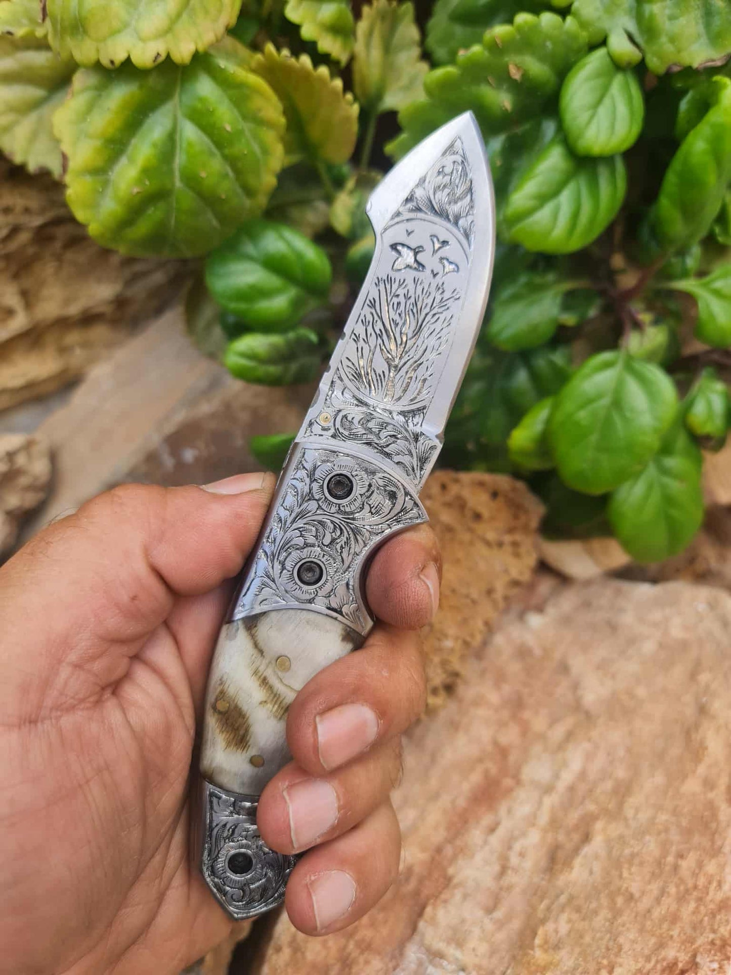 Handmade Limited Edition with Serial Number 18cm Knife with 420 Stainless Steel with Master Hand-Engraved Artistic Micro-Design & Asian Mouflon Horn