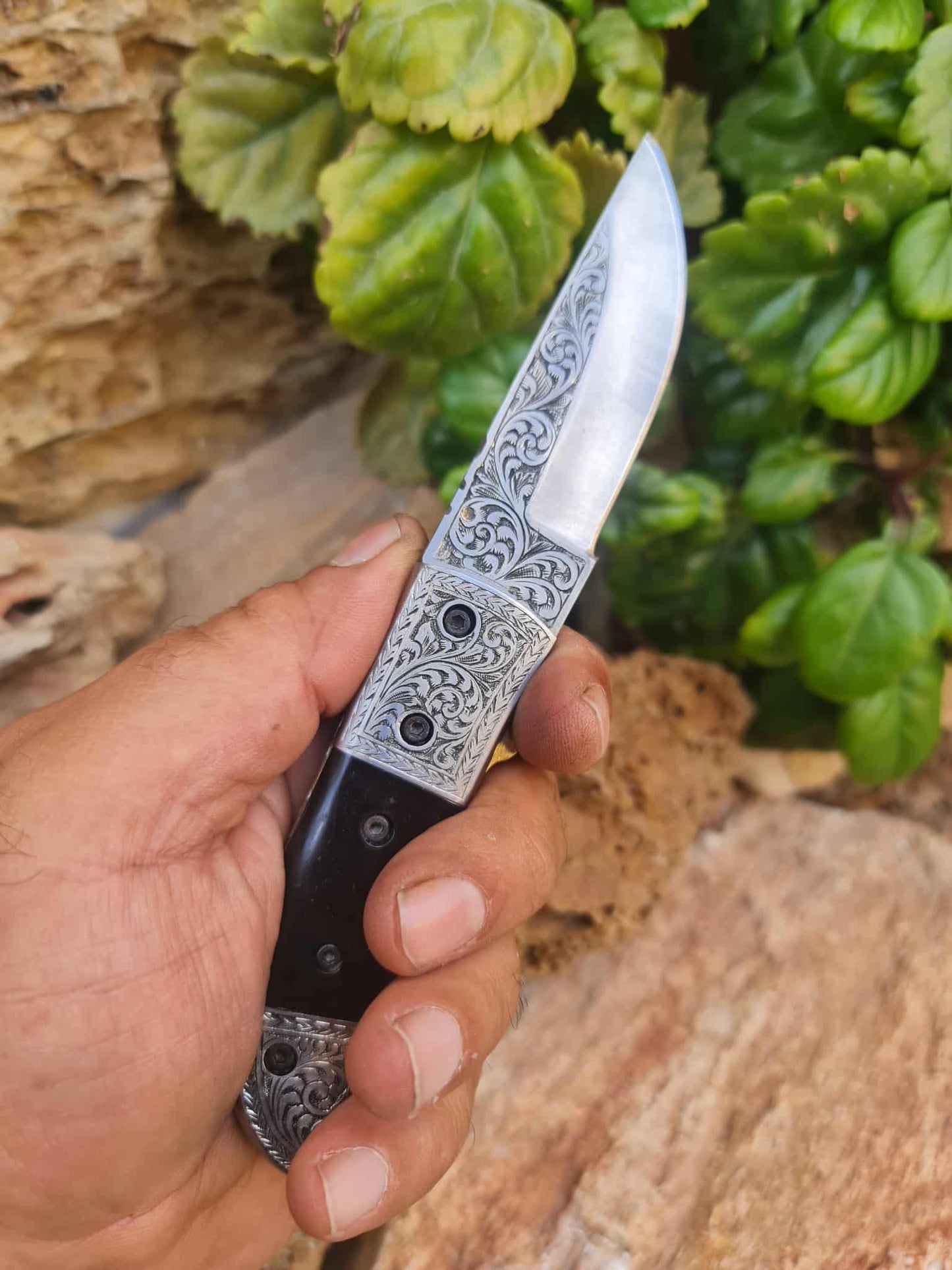 Handmade Limited Edition with Serial Number 18cm Knife with 420 Stainless Steel with Master Hand-Engraved & Buffalo Horn