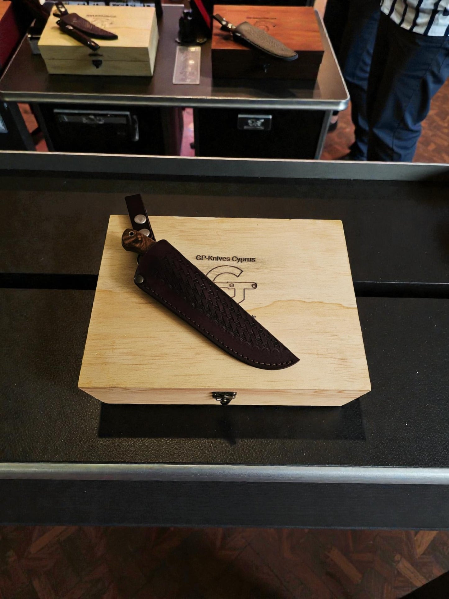 H132G – Handmade Hunting Knife + Leather Sheath & Wooden Gift Box