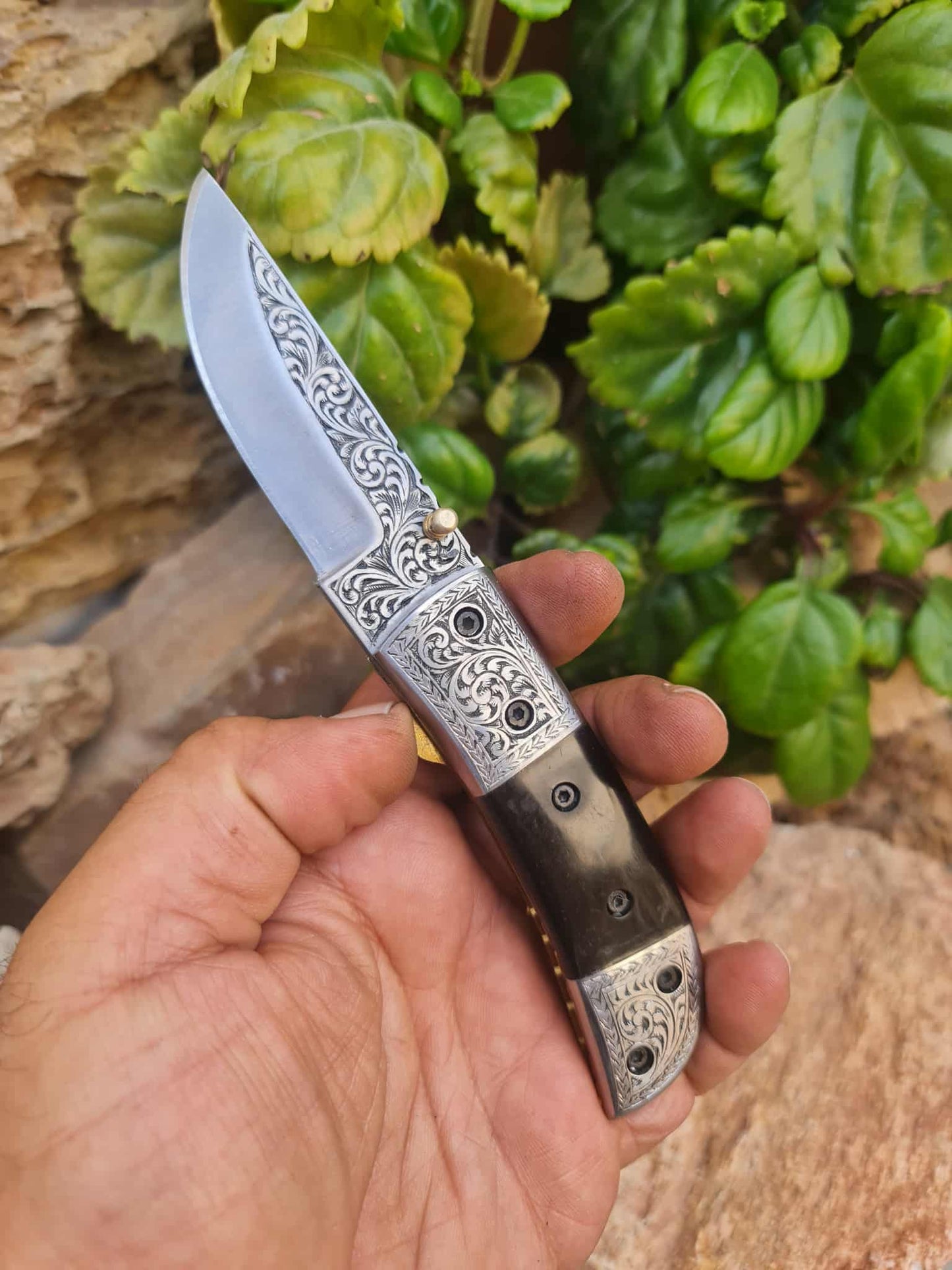 Handmade Limited Edition with Serial Number 18cm Knife with 420 Stainless Steel with Master Hand-Engraved & Buffalo Horn