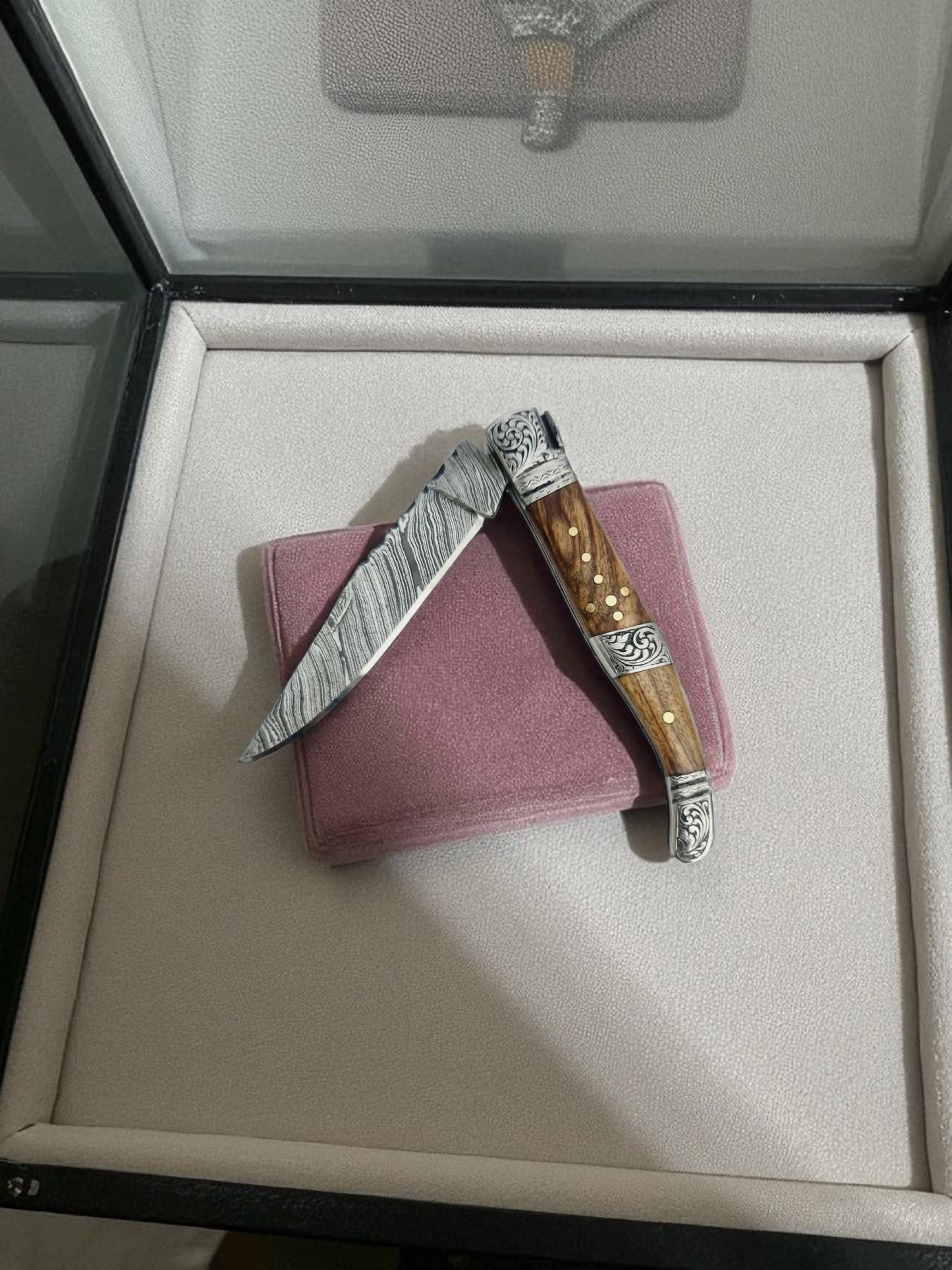 A148 Handmade Laguiole Art Edition - Damascus Steel & Olive Wood