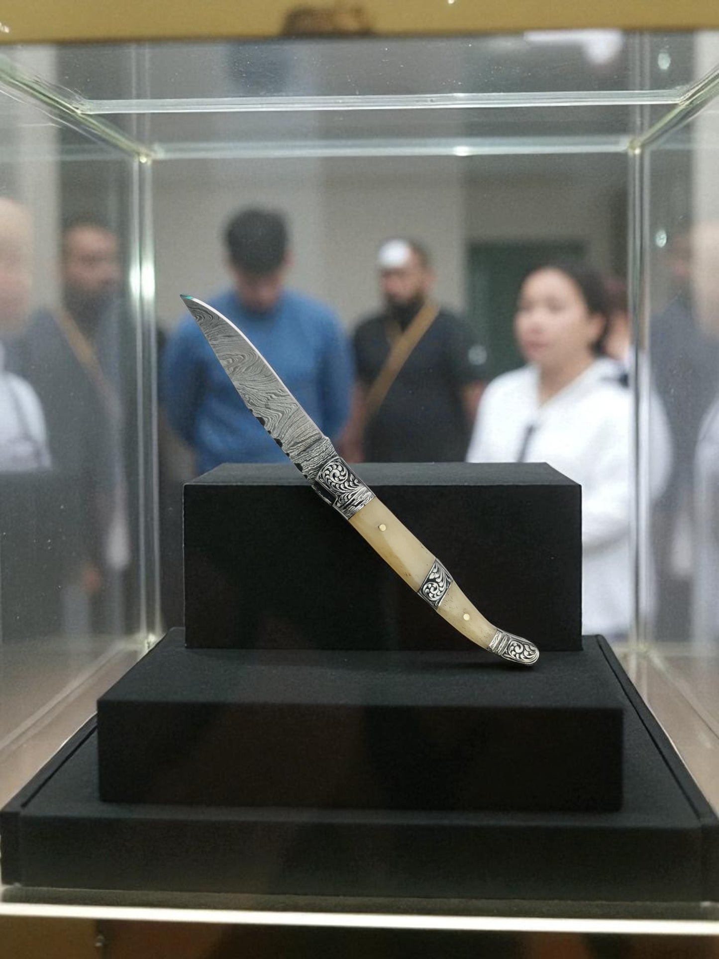 A152 Handmade Laguiole Art Edition - Damascus Steel & Camel Bone