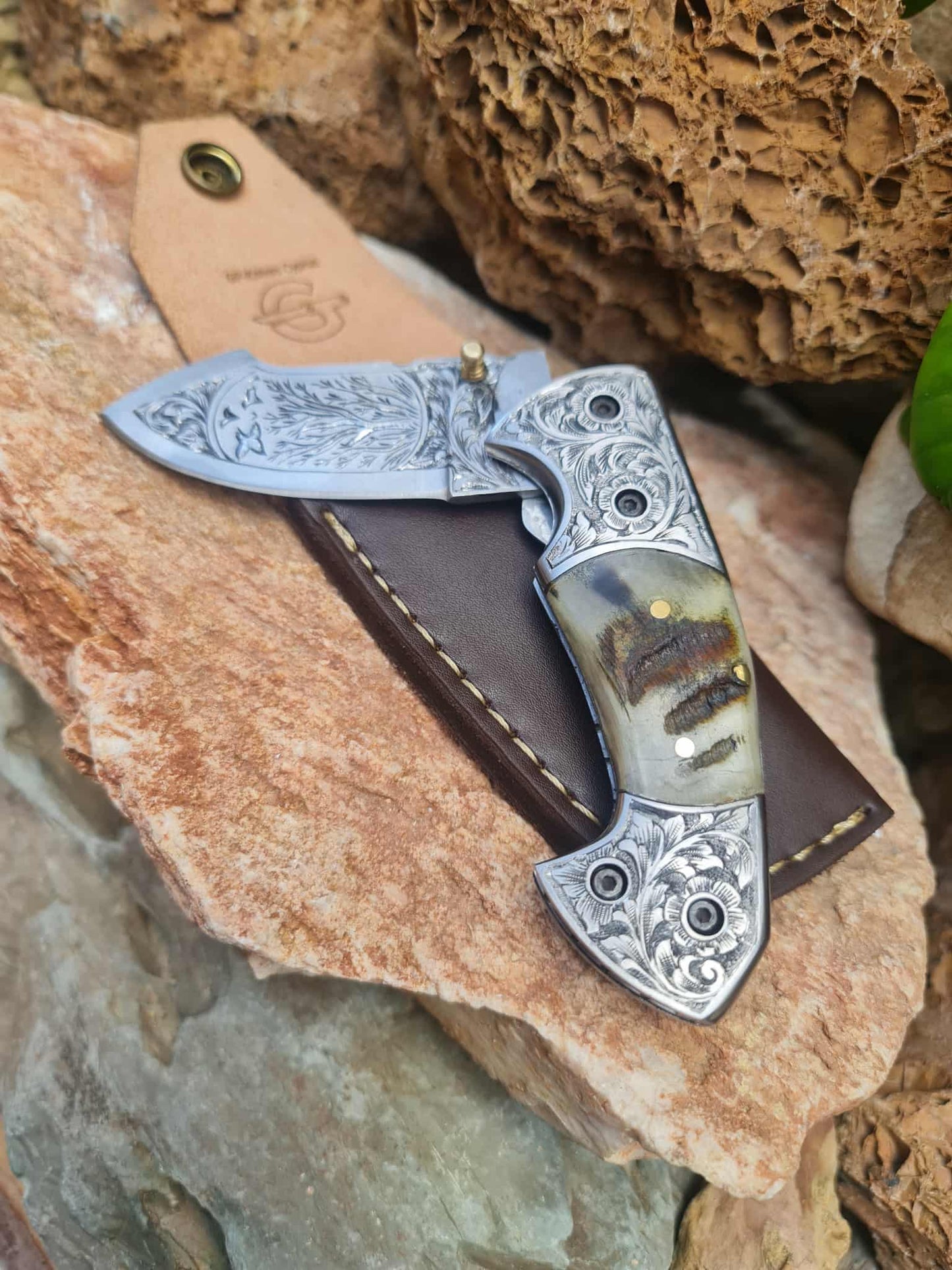 Handmade Limited Edition with Serial Number 18cm Knife with 420 Stainless Steel with Master Hand-Engraved Artistic Micro-Design & Asian Mouflon Horn