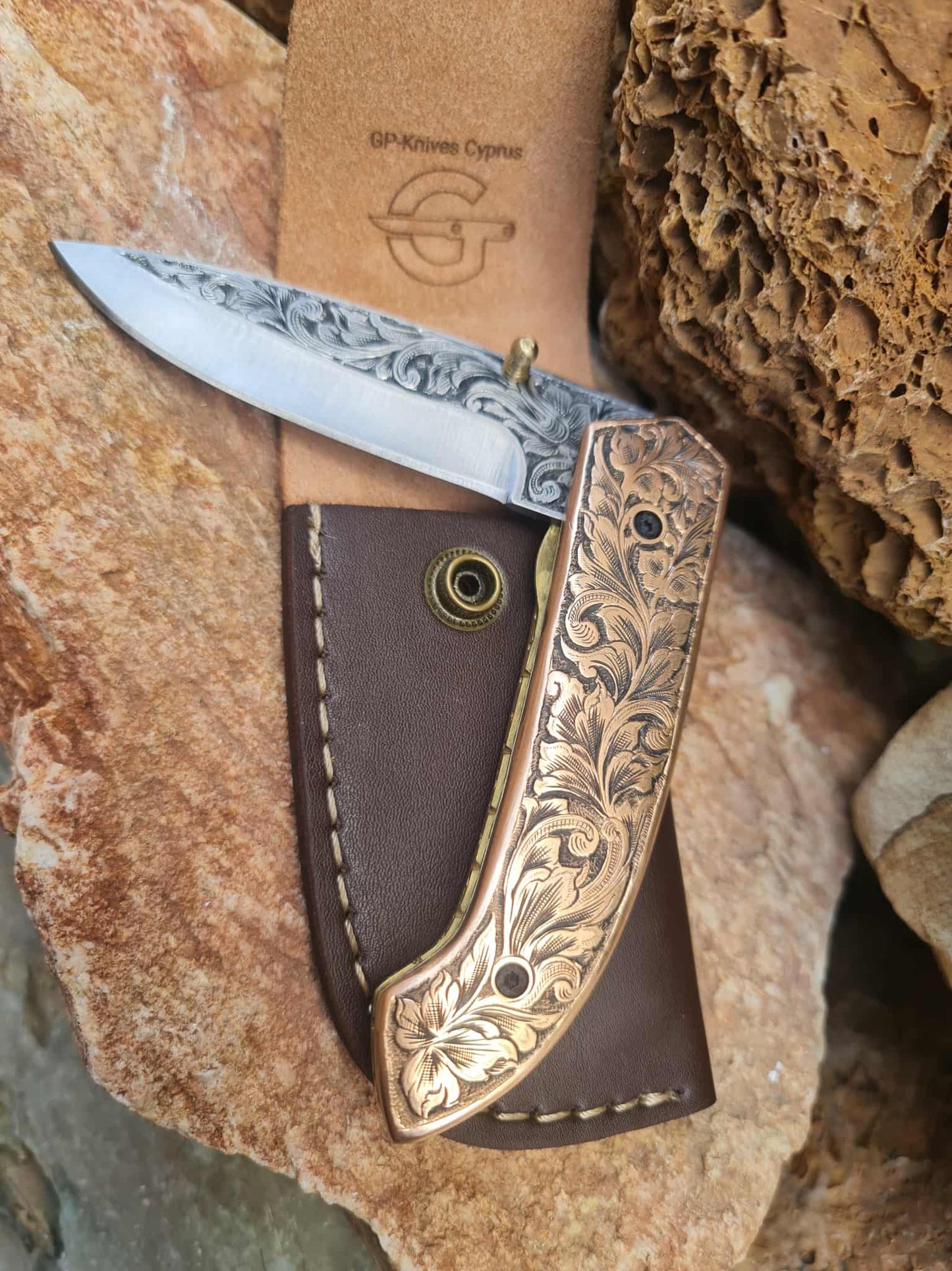 Handmade Limited Edition with Serial Number 21cm Knife with 420 Stainless Steel with Master Hand-Engraved & Cooper with Master Hand-Engraved