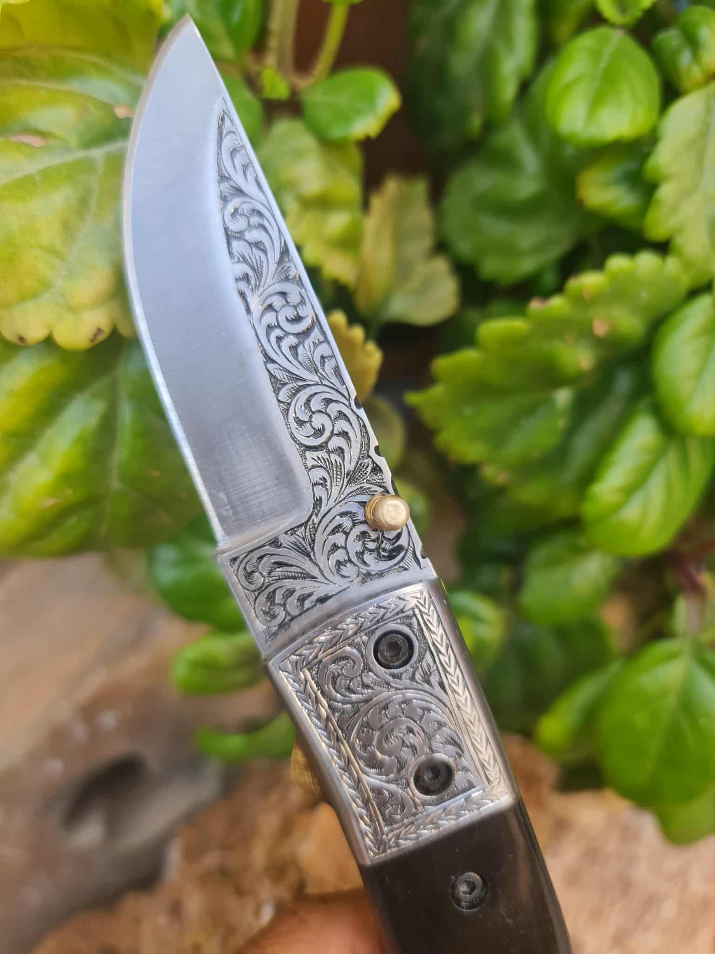 Handmade Limited Edition with Serial Number 18cm Knife with 420 Stainless Steel with Master Hand-Engraved & Buffalo Horn