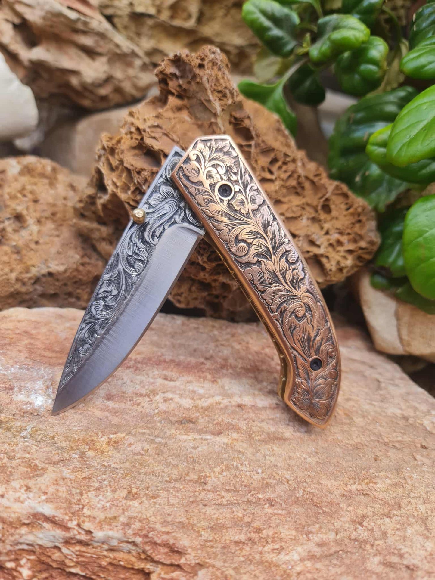 Handmade Limited Edition with Serial Number 21cm Knife with 420 Stainless Steel with Master Hand-Engraved & Cooper with Master Hand-Engraved