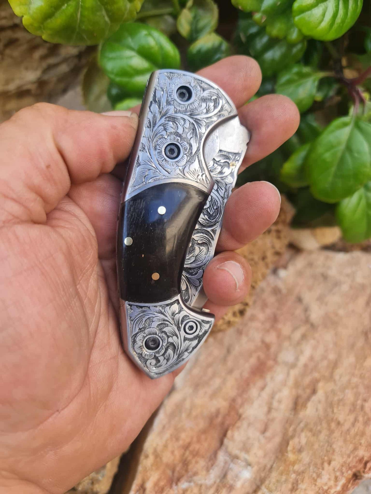 Handmade Limited Edition with Serial Number 18cm Knife with 420 Stainless Steel with Master Hand-Engraved & Buffalo Horn