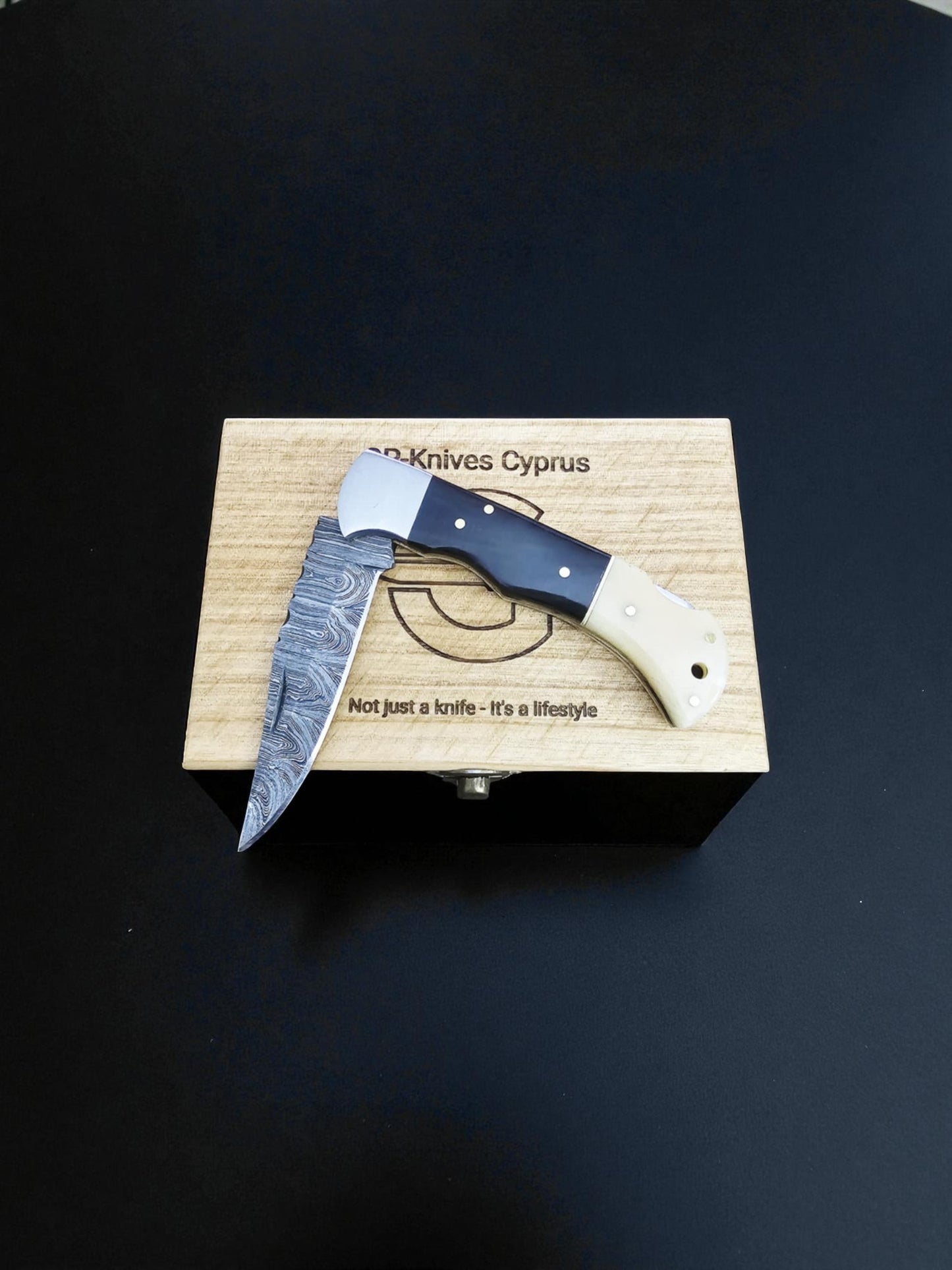 B138G – Handmade Pocket Knife + Wooden Gift Box