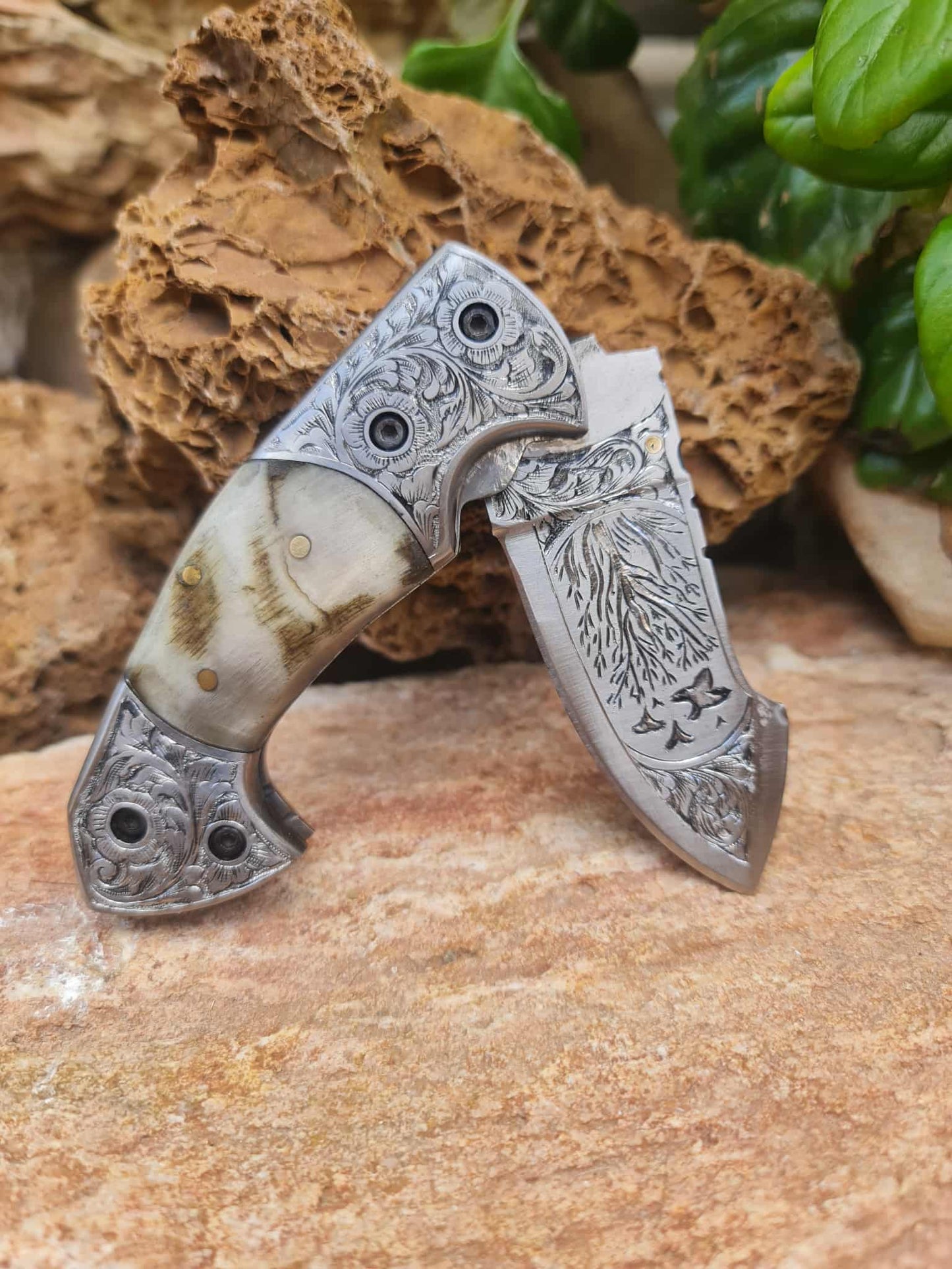 Handmade Limited Edition with Serial Number 18cm Knife with 420 Stainless Steel with Master Hand-Engraved Artistic Micro-Design & Asian Mouflon Horn