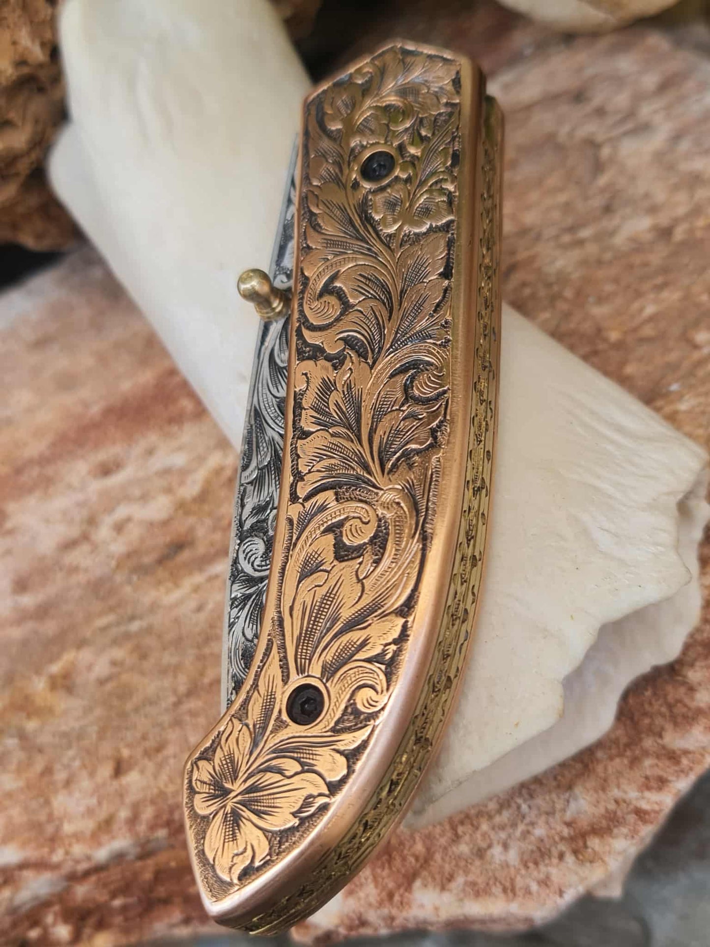 Handmade Limited Edition with Serial Number 21cm Knife with 420 Stainless Steel with Master Hand-Engraved & Cooper with Master Hand-Engraved