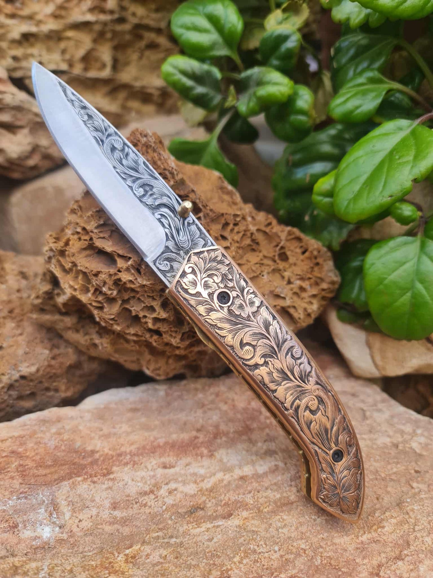 Handmade Limited Edition with Serial Number 21cm Knife with 420 Stainless Steel with Master Hand-Engraved & Cooper with Master Hand-Engraved