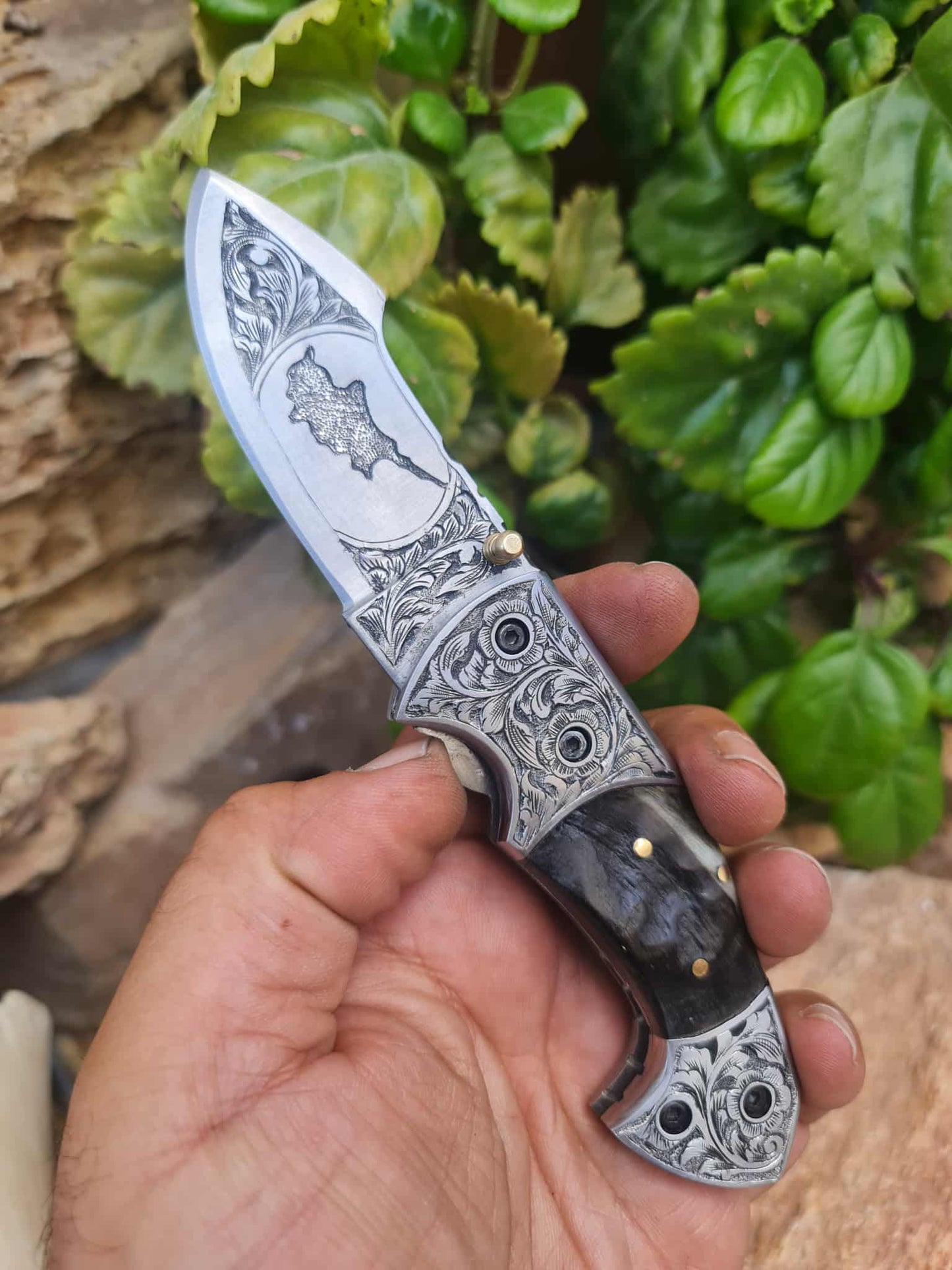 Handmade Limited Edition with Serial Number 18cm Knife with 420 Stainless Steel with Master Hand-Engraved Artistic Micro-Design & Asian Mouflon Horn