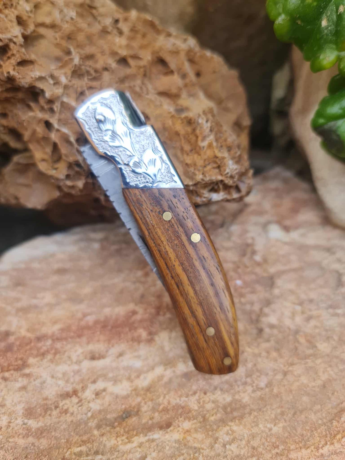 Handmade 16cm Laguiole de Poche with Stainless Damascus® - Walnut wood & Hand Engraved AEB-L Steel