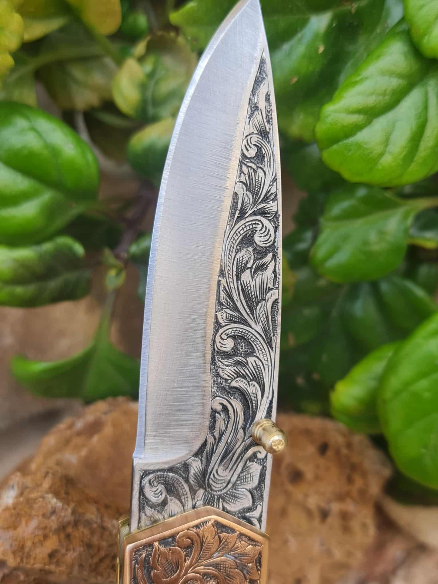 Handmade Limited Edition with Serial Number 21cm Knife with 420 Stainless Steel with Master Hand-Engraved & Cooper with Master Hand-Engraved