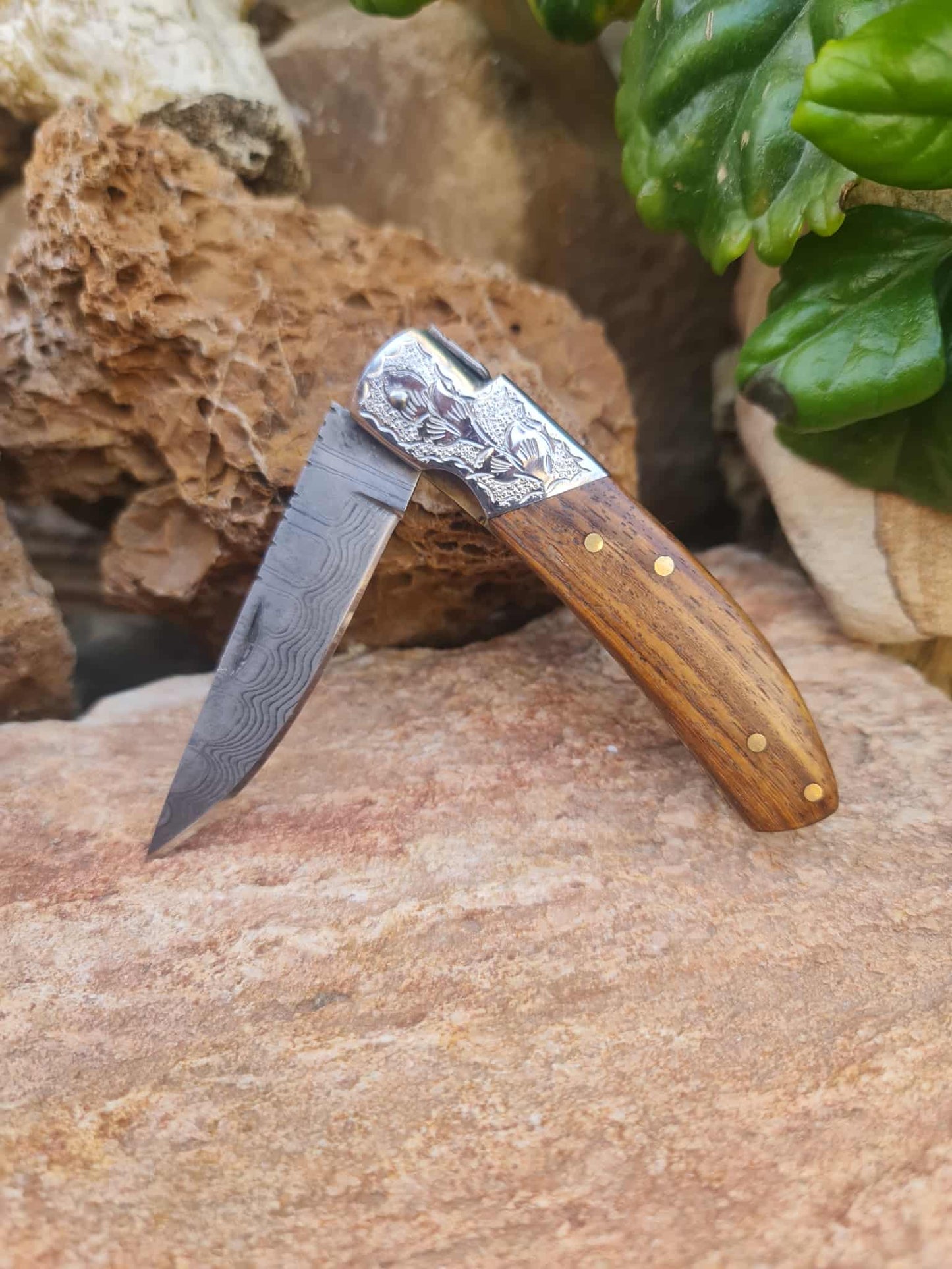 Handmade 16cm Laguiole de Poche with Stainless Damascus® - Walnut wood & Hand Engraved AEB-L Steel