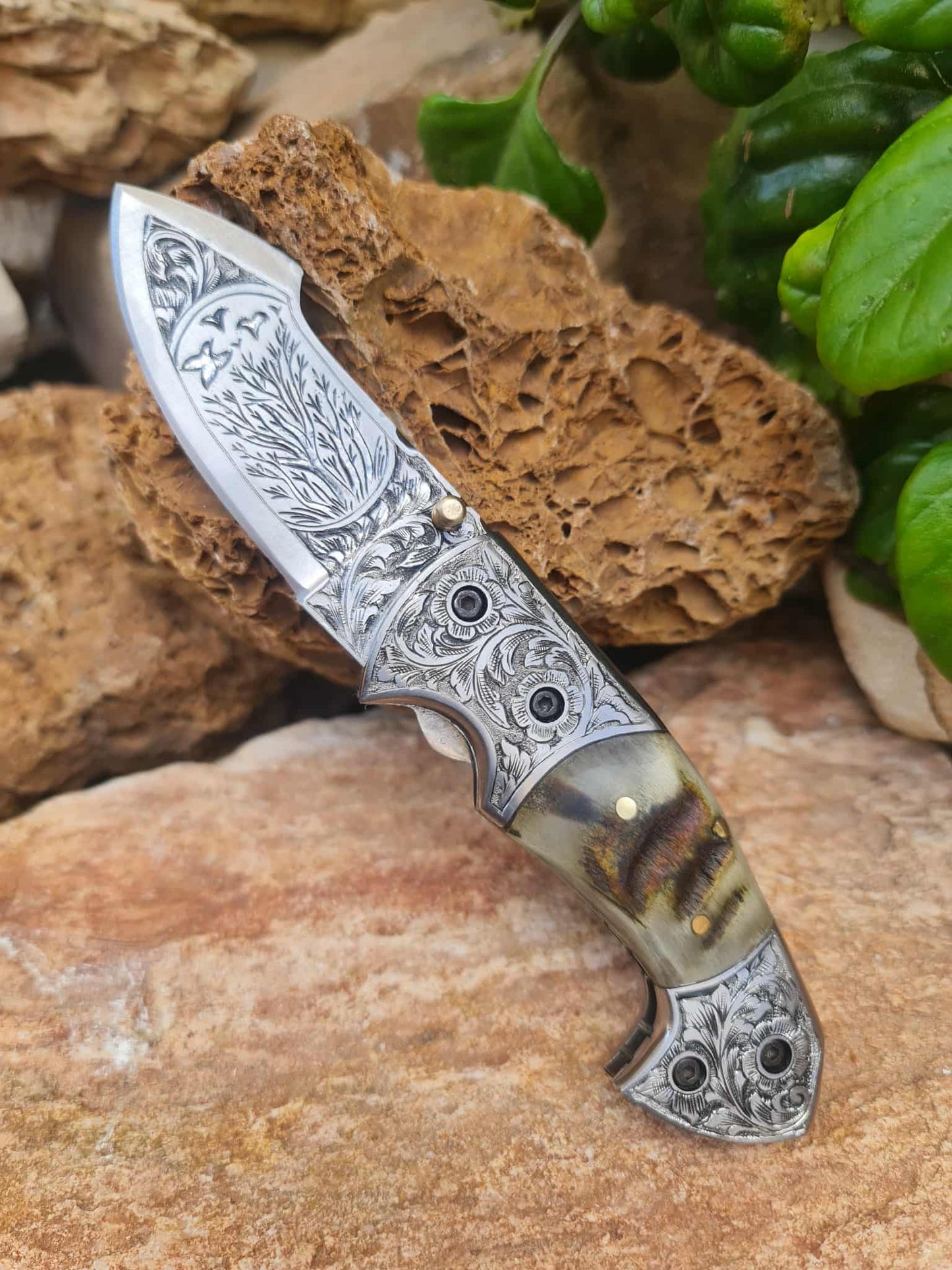 Handmade Limited Edition with Serial Number 18cm Knife with 420 Stainless Steel with Master Hand-Engraved Artistic Micro-Design & Asian Mouflon Horn