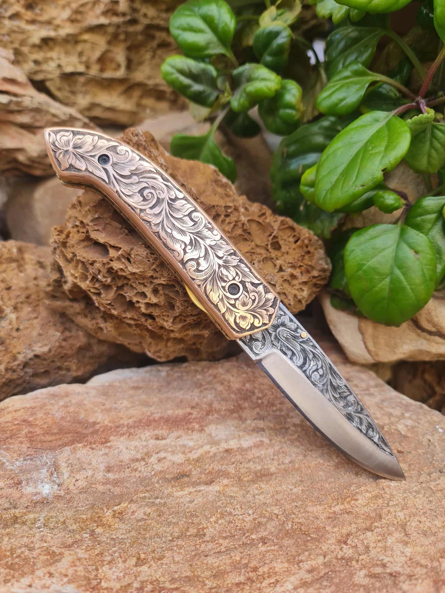 Handmade Limited Edition with Serial Number 21cm Knife with 420 Stainless Steel with Master Hand-Engraved & Cooper with Master Hand-Engraved