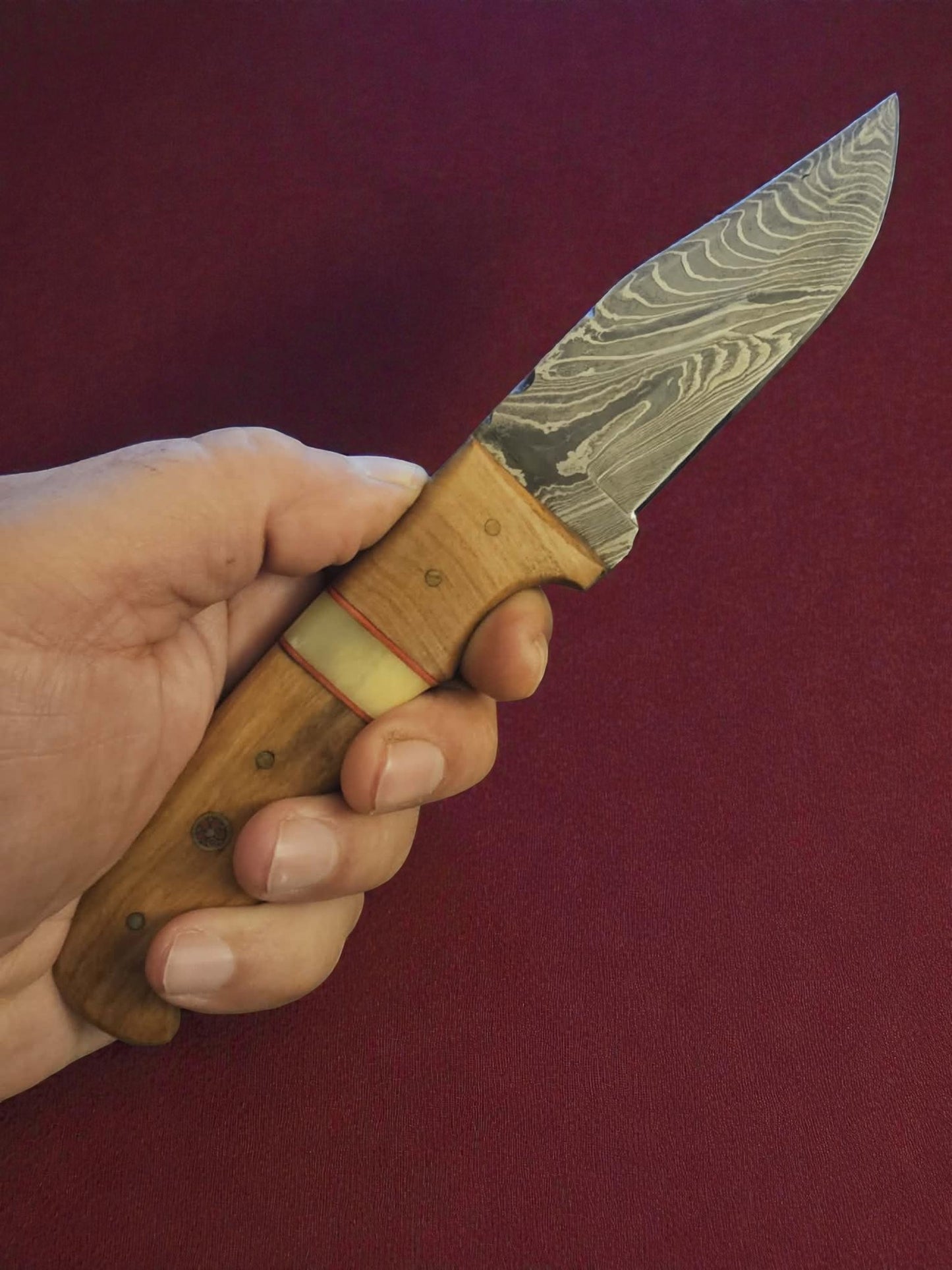 R004 - Χειροποίητο Skinner από Δαμασκηνό ατσάλι - Ξύλο ελιάς & Κόκκαλο καμήλας