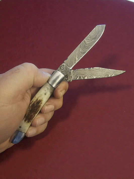 F011 - Χειροποίητο Pocket Knife από Δαμασκηνό Ατσάλι & Κέρατο κόκκινου ελαφιού (διπλή λεπίδα)