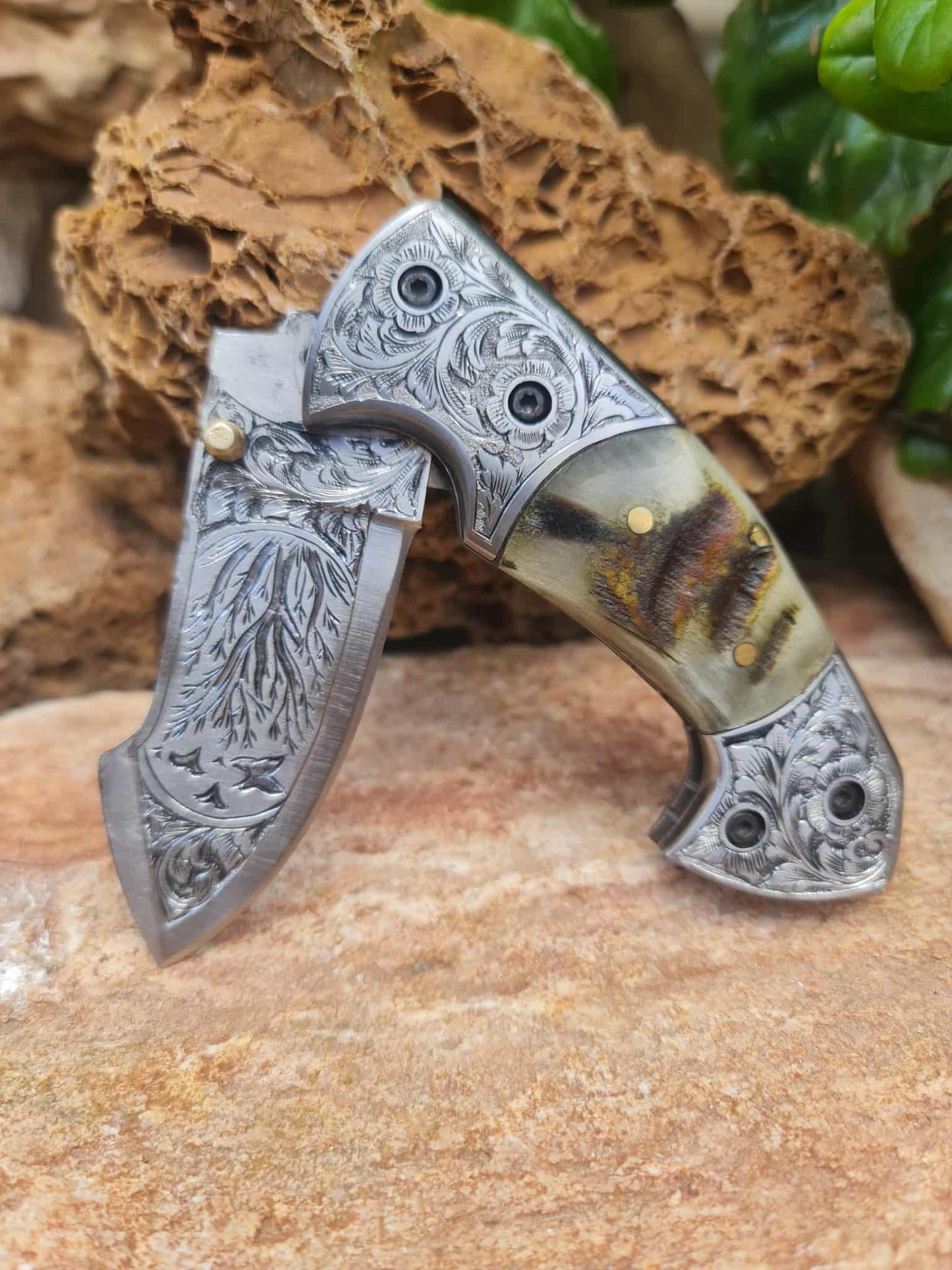 Handmade Limited Edition with Serial Number 18cm Knife with 420 Stainless Steel with Master Hand-Engraved Artistic Micro-Design & Asian Mouflon Horn