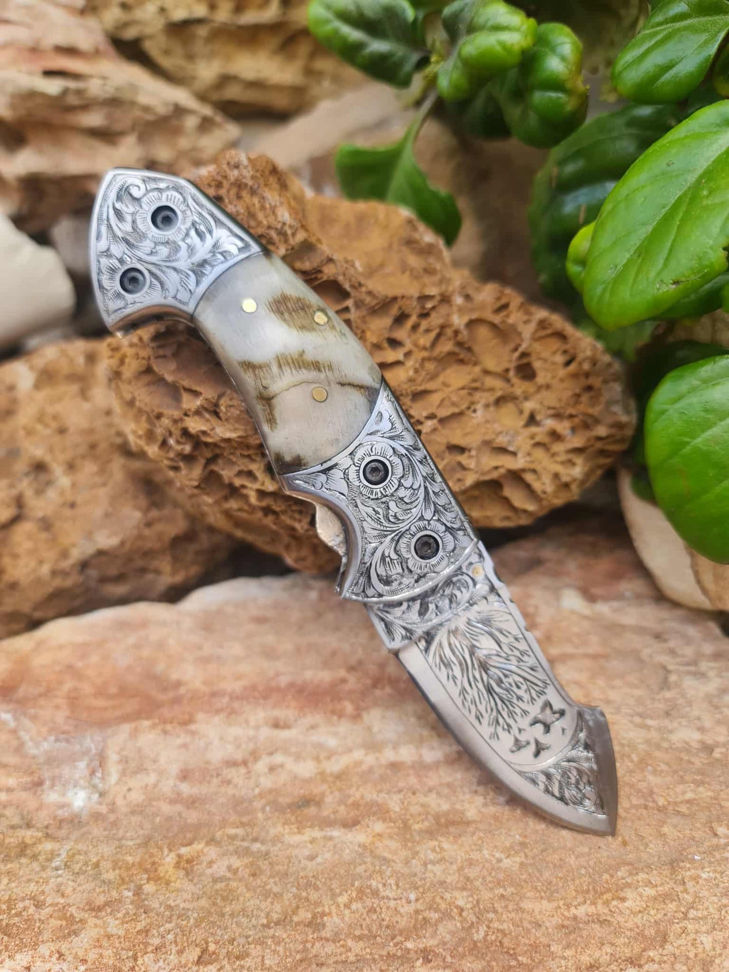 Handmade Limited Edition with Serial Number 18cm Knife with 420 Stainless Steel with Master Hand-Engraved Artistic Micro-Design & Asian Mouflon Horn
