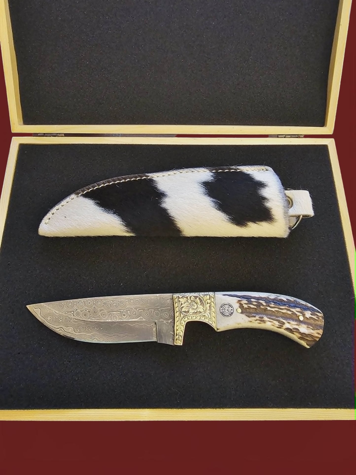 R026 - Hunting Knife - Damascus Steel & Horn