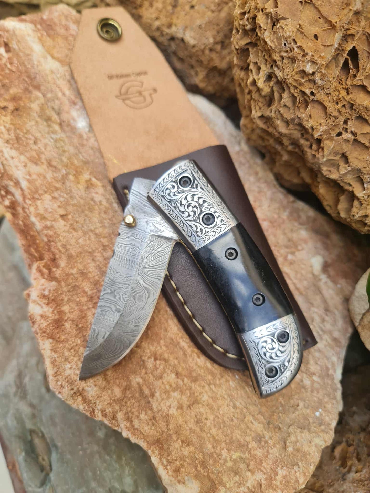 Handmade Limited Edition with Serial Number 18cm Knife with 420 Stainless Steel with Master Hand-Engraved - Buffalo Horn & Damascus Steel