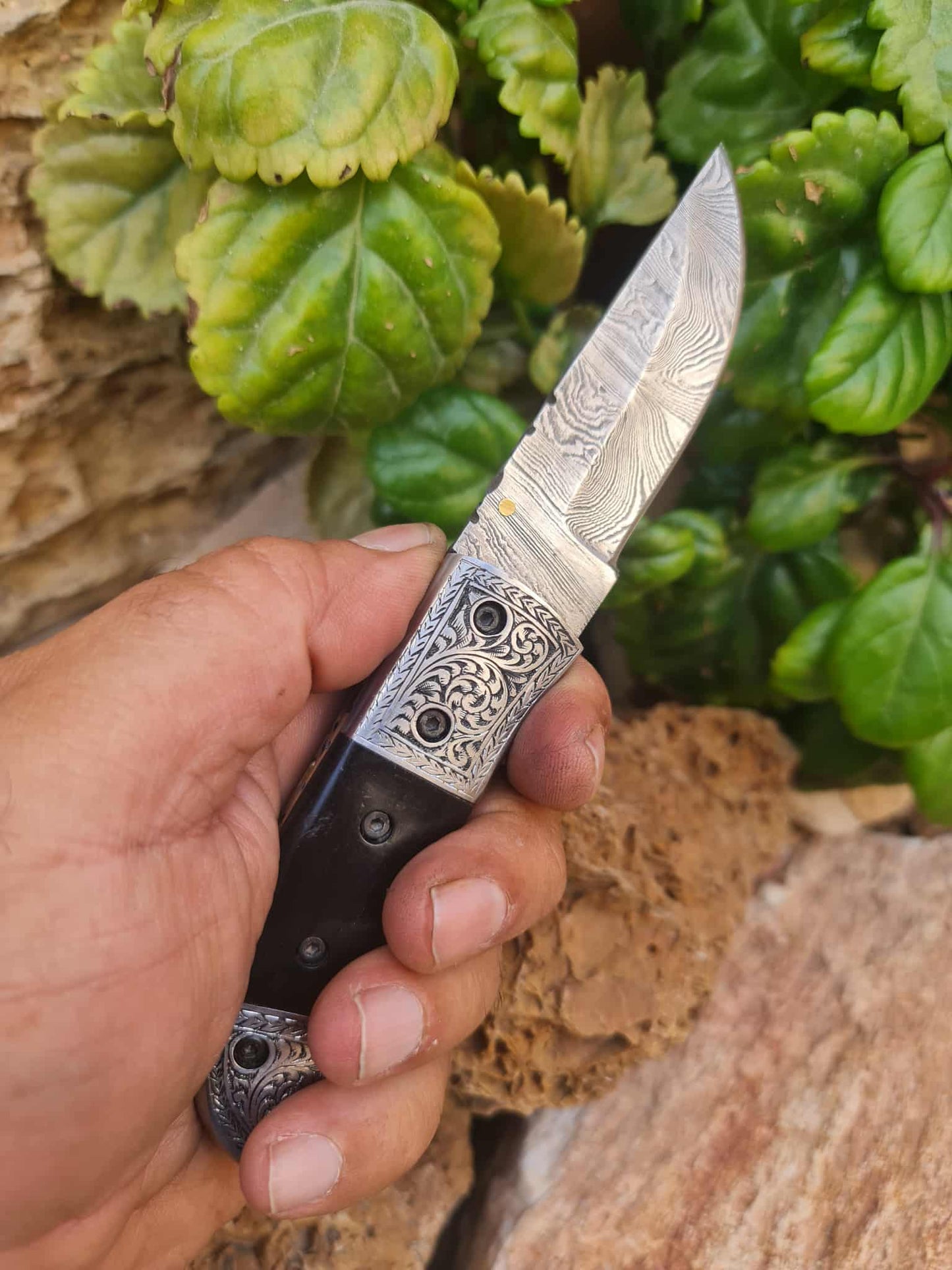 Handmade Limited Edition with Serial Number 18cm Knife with 420 Stainless Steel with Master Hand-Engraved - Buffalo Horn & Damascus Steel