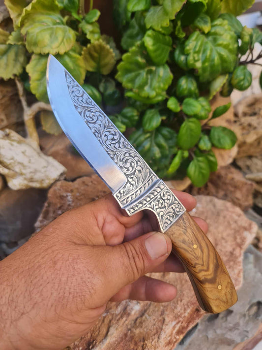 Handmade 23cm Exclusive Hunting Knife with Stainless Steel with Master Hand-Engraved & Olive wood