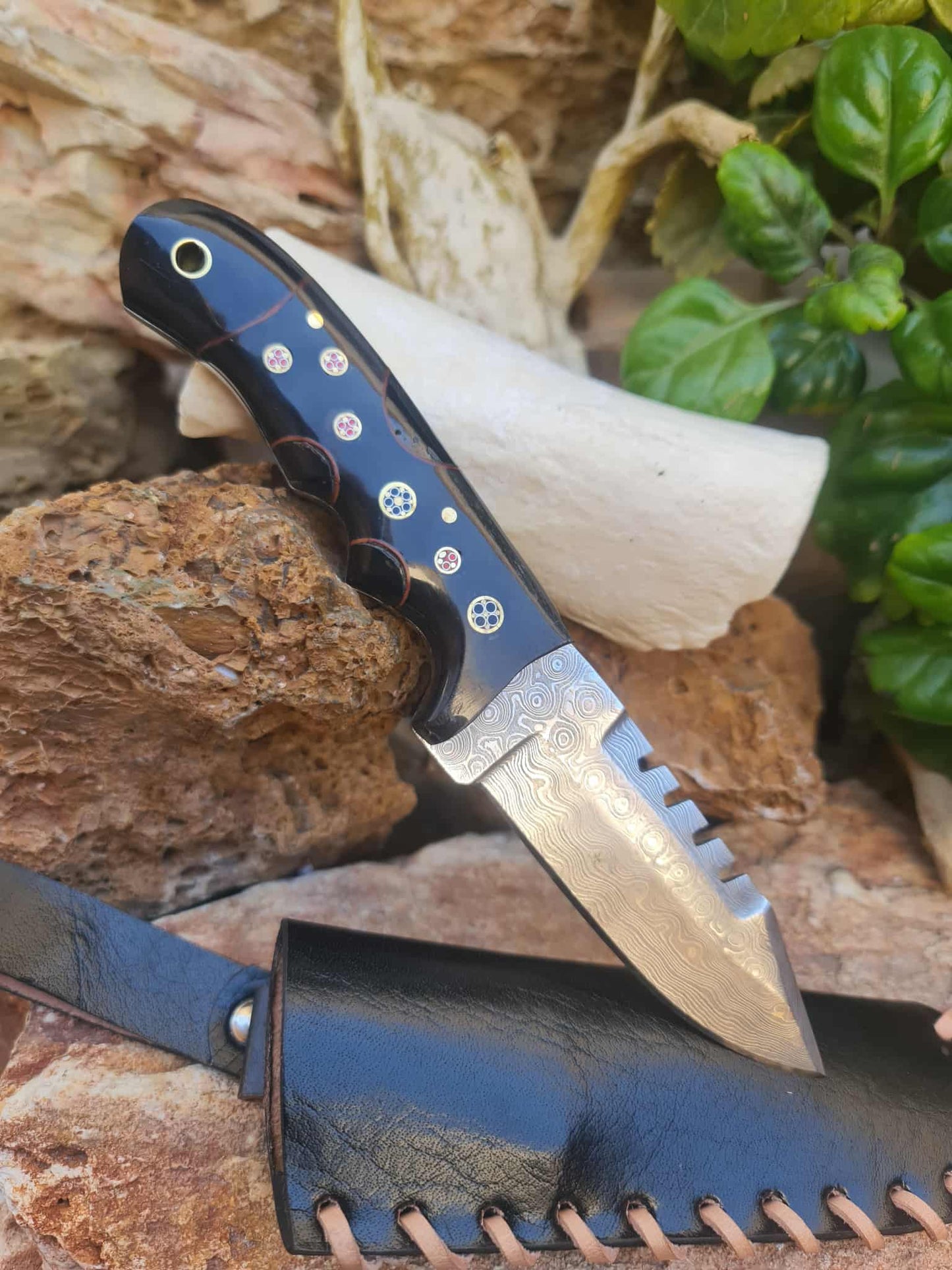 Handmade 21cm Hunting Knife with Raindrop Damascus Steel & Buffalo Horn