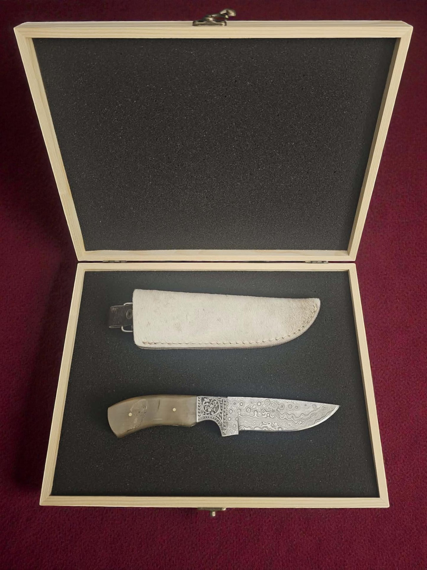 R014 - Χειροποίητο Hunting Knife από Δαμασκηνό ατσάλι & Γυαλισμένο κέρατο κριαριού