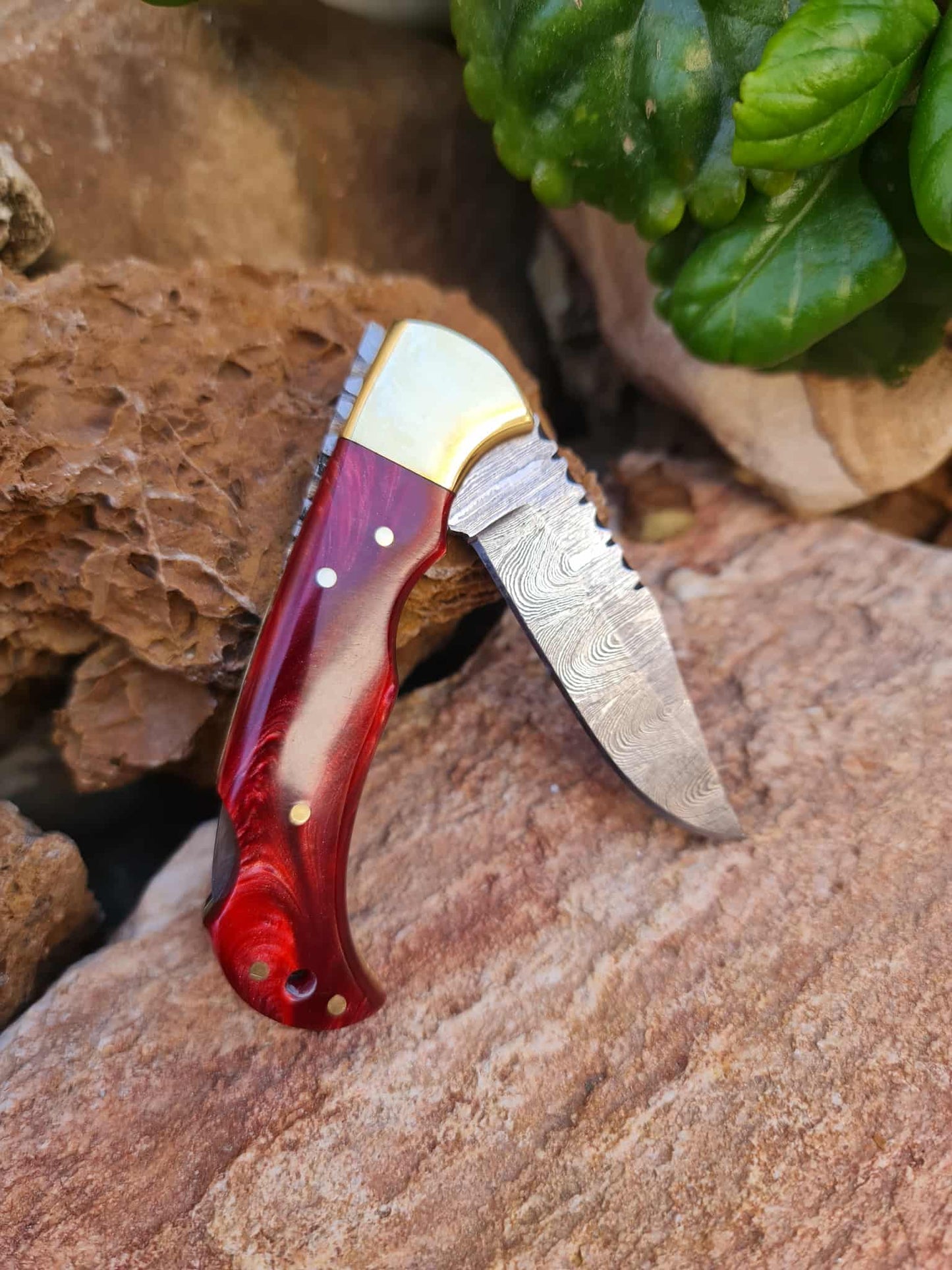 Handmade 17cm Pocket Knife with Damascus Steel - Resin & Brass