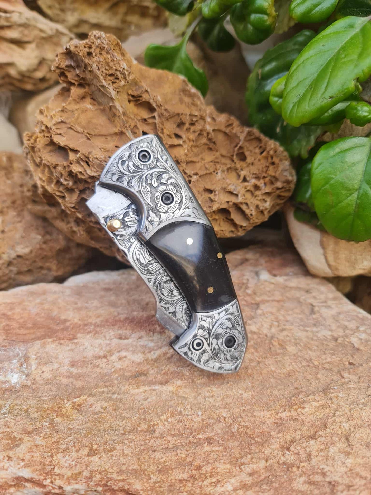 Handmade Limited Edition with Serial Number 18cm Knife with 420 Stainless Steel with Master Hand-Engraved & Buffalo Horn
