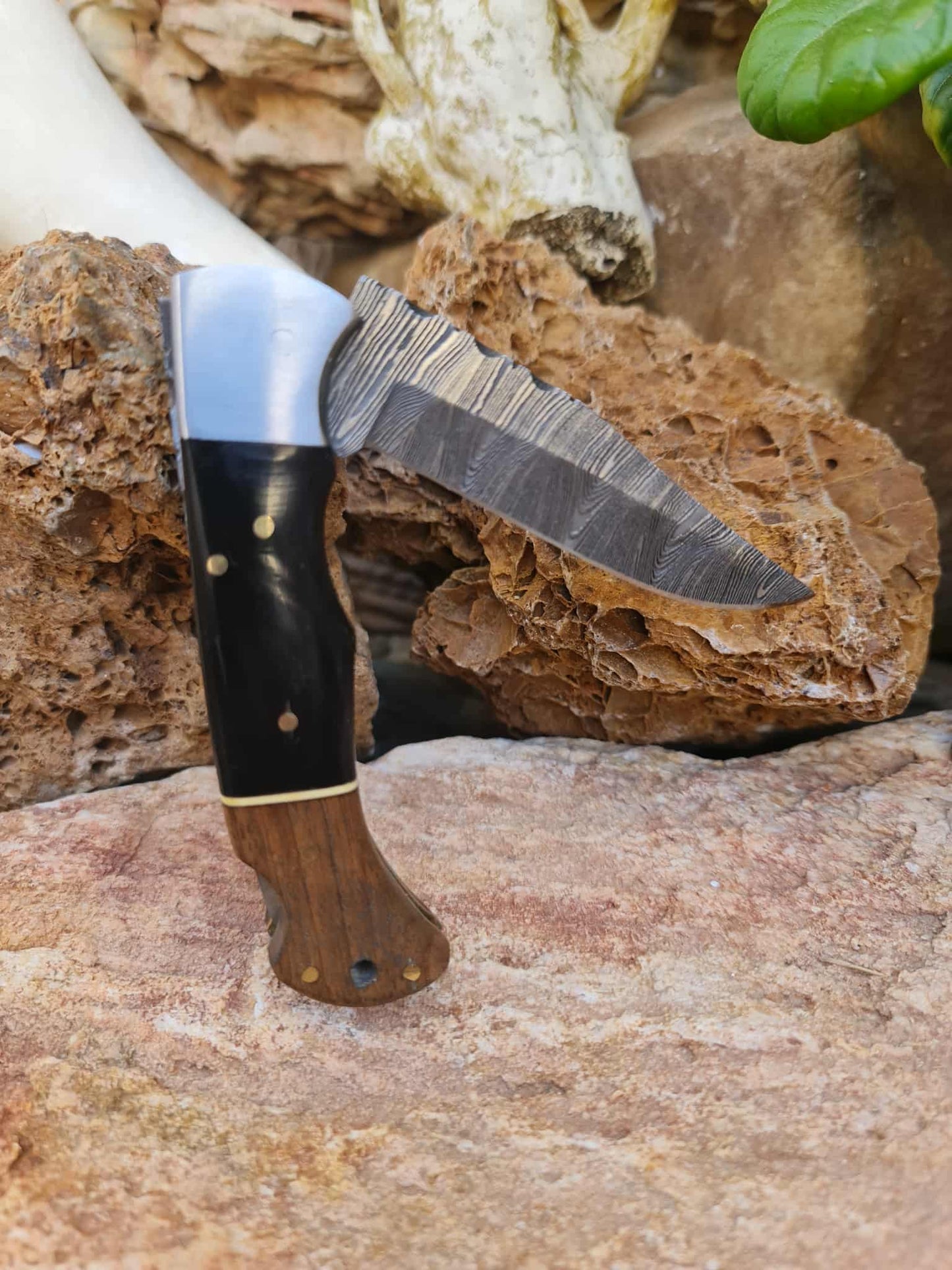 Handmade 19cm Pocket Knife with Damascus Steel - Buffalo Horn - Walnut Wood & D2 Stainless Steel