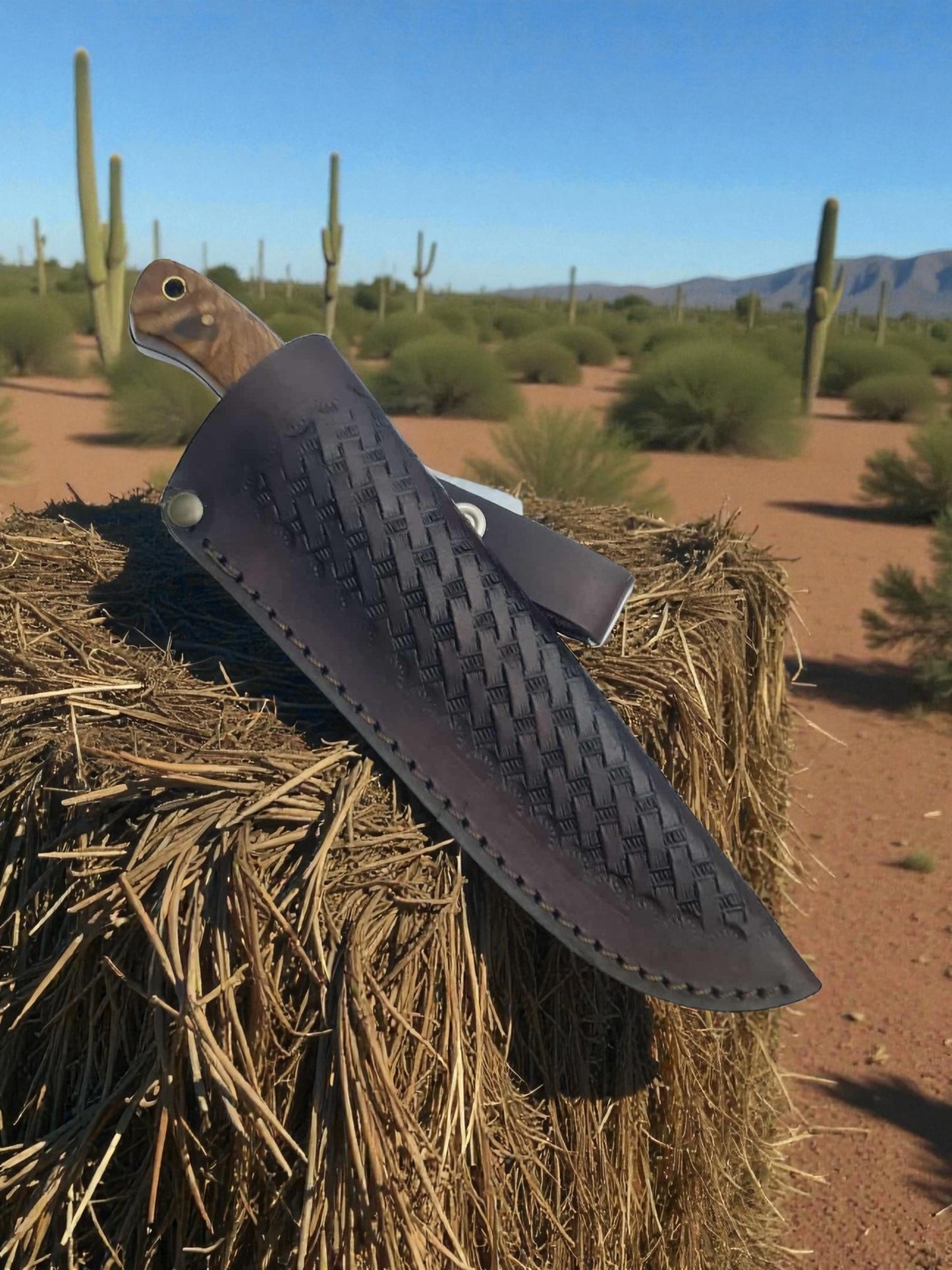 H132 Handmade Hunting Knife - Damascus Steel & Walnut wood