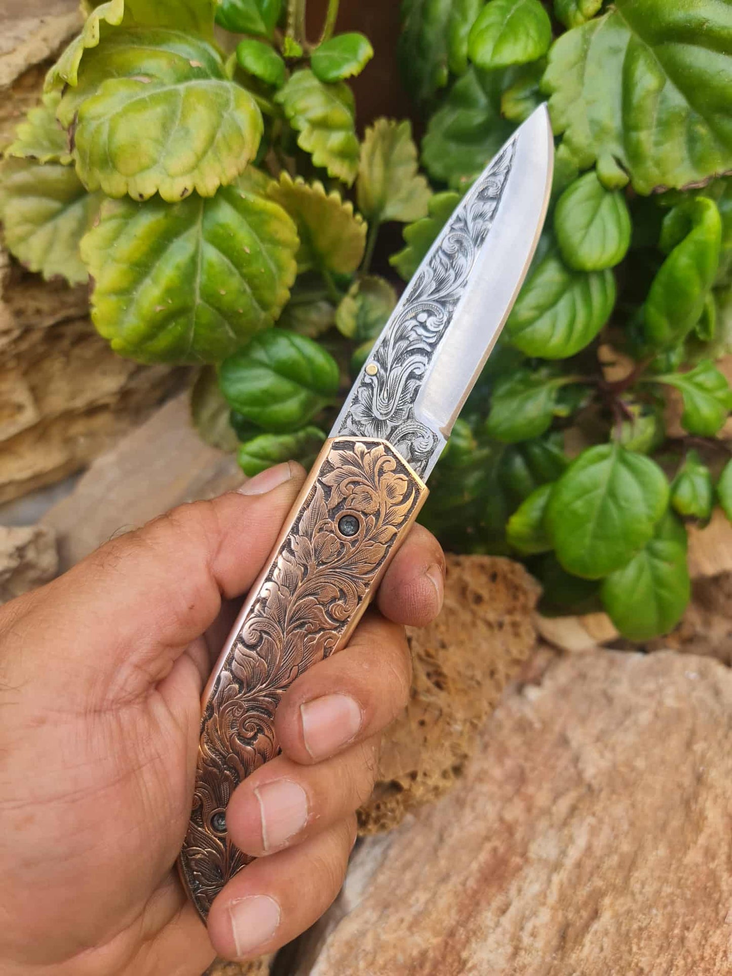 Handmade Limited Edition with Serial Number 21cm Knife with 420 Stainless Steel with Master Hand-Engraved & Cooper with Master Hand-Engraved