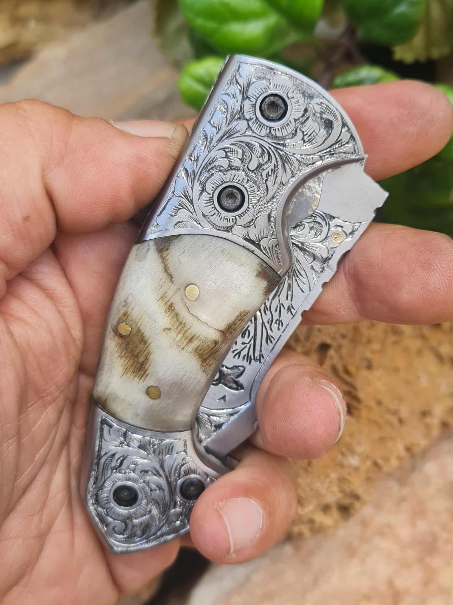 Handmade Limited Edition with Serial Number 18cm Knife with 420 Stainless Steel with Master Hand-Engraved Artistic Micro-Design & Asian Mouflon Horn