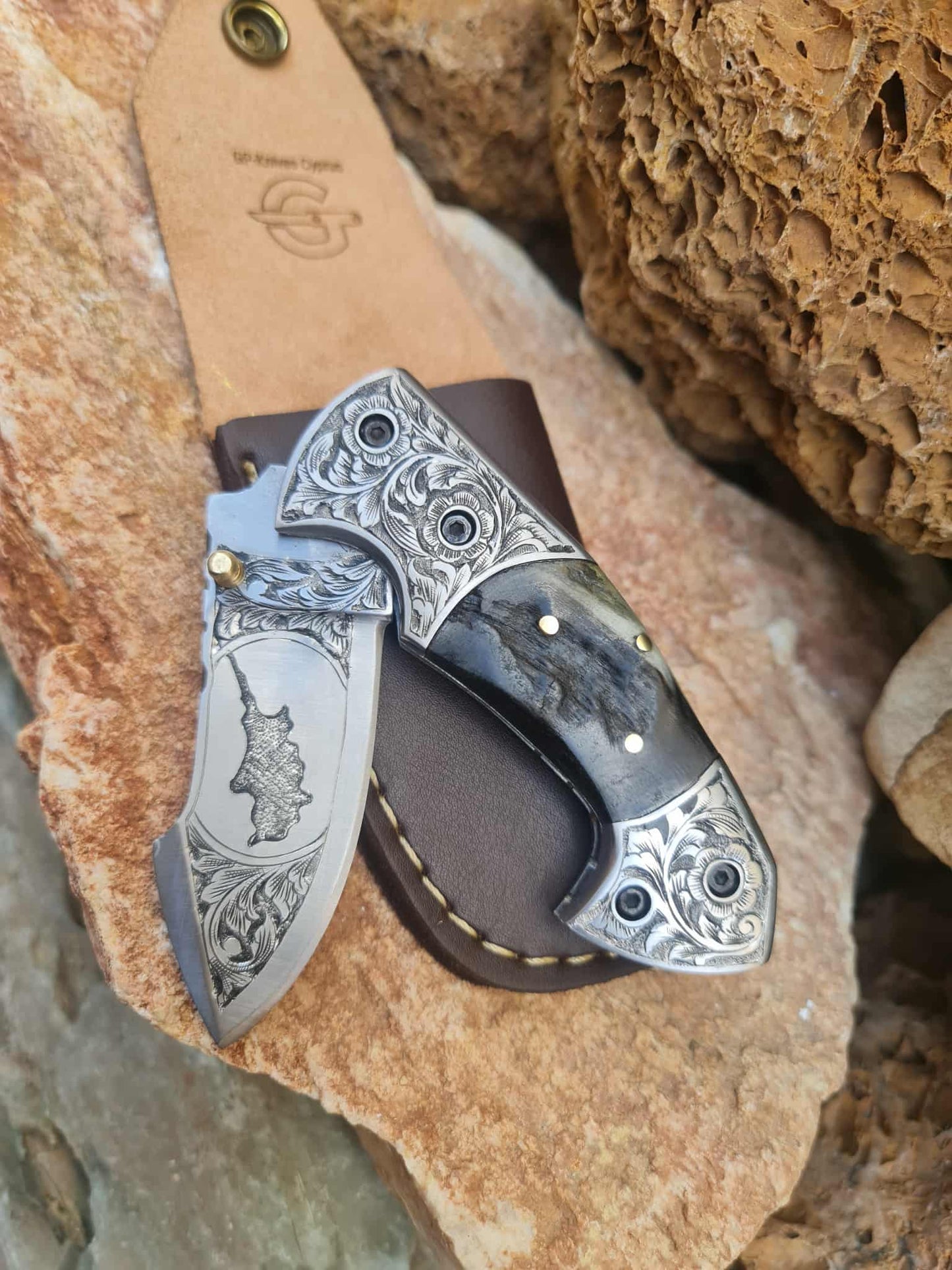 Handmade Limited Edition with Serial Number 18cm Knife with 420 Stainless Steel with Master Hand-Engraved Artistic Micro-Design & Asian Mouflon Horn