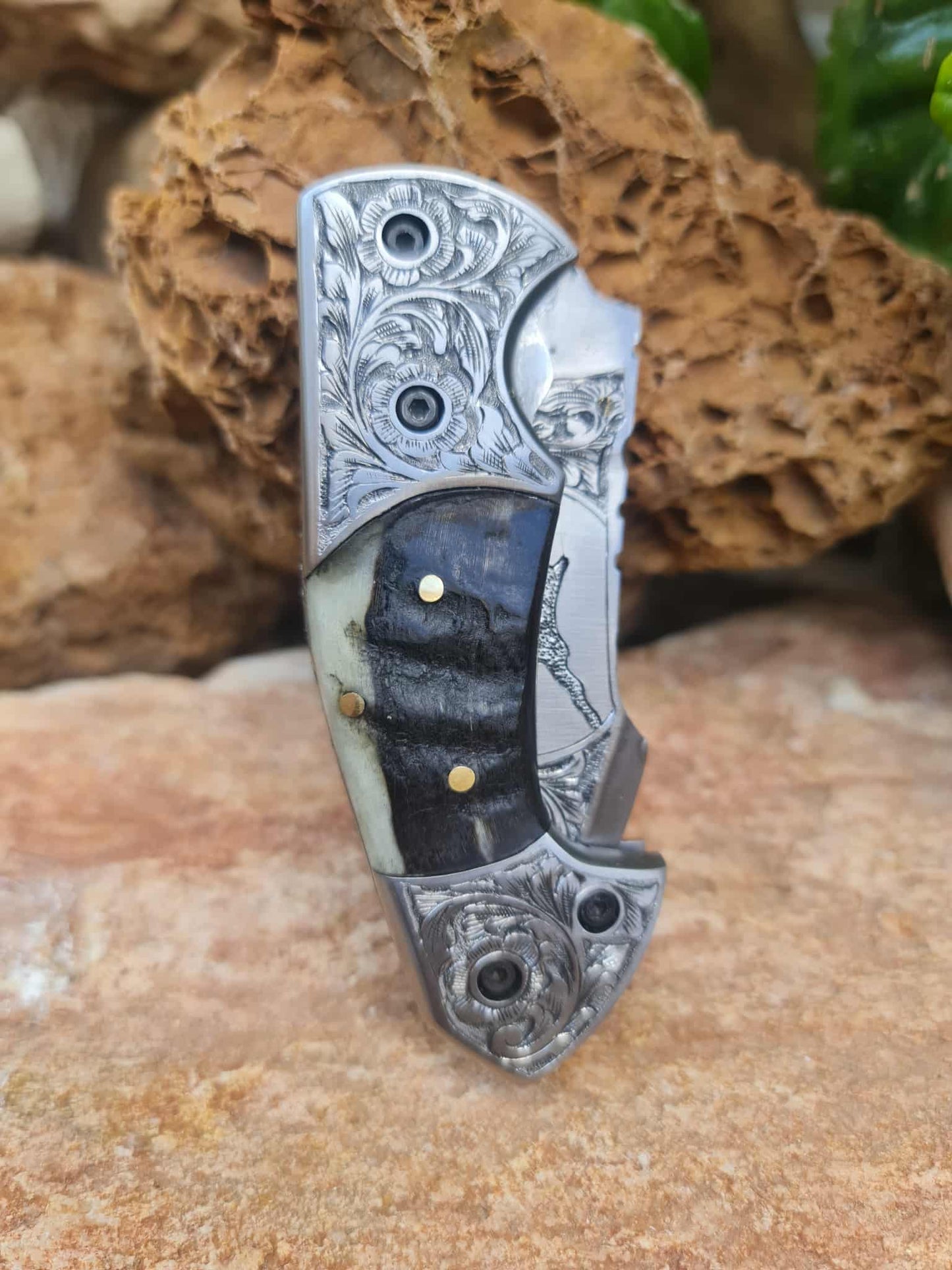Handmade Limited Edition with Serial Number 18cm Knife with 420 Stainless Steel with Master Hand-Engraved Artistic Micro-Design & Asian Mouflon Horn