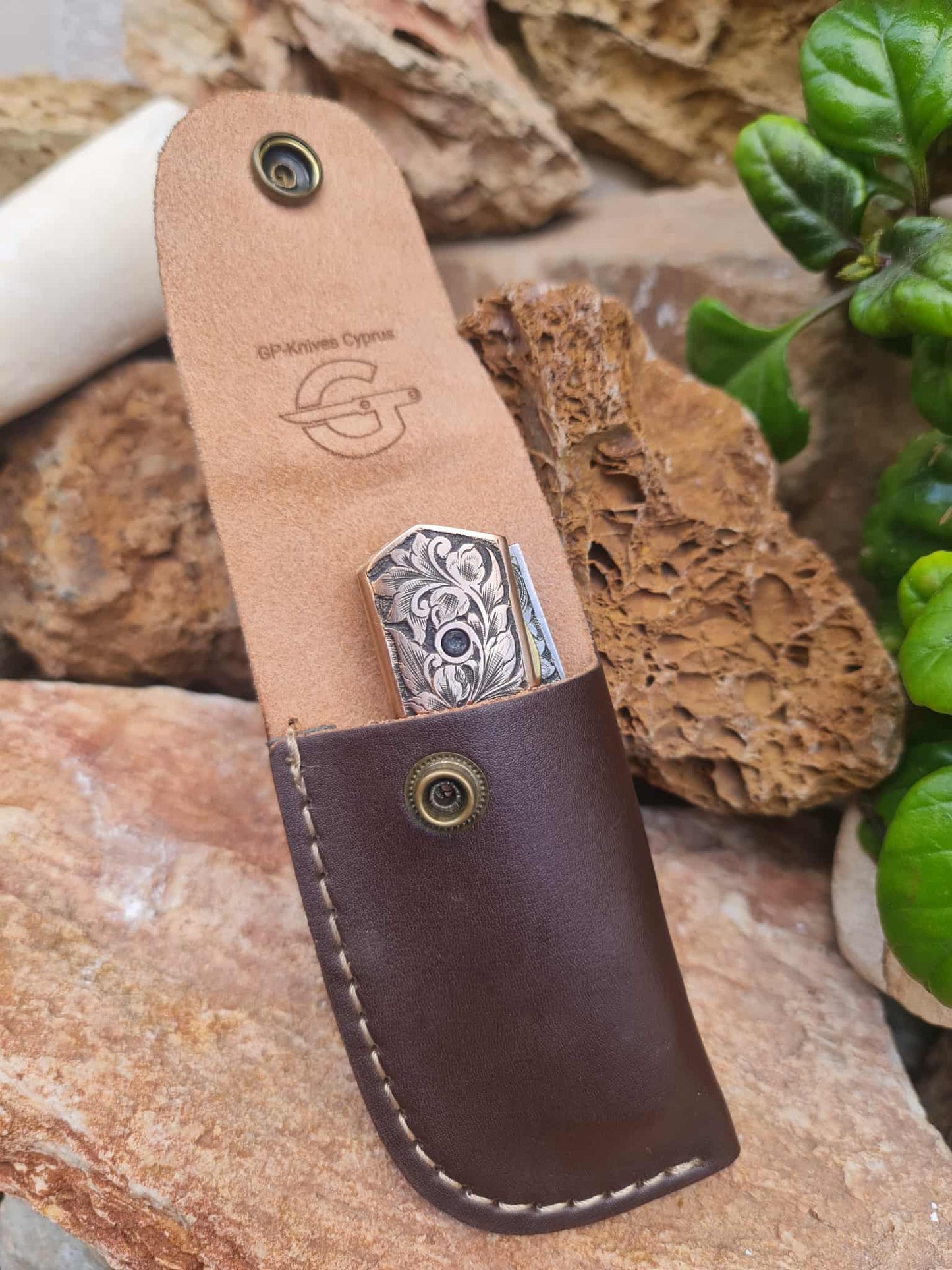 Handmade Limited Edition with Serial Number 21cm Knife with 420 Stainless Steel with Master Hand-Engraved & Cooper with Master Hand-Engraved