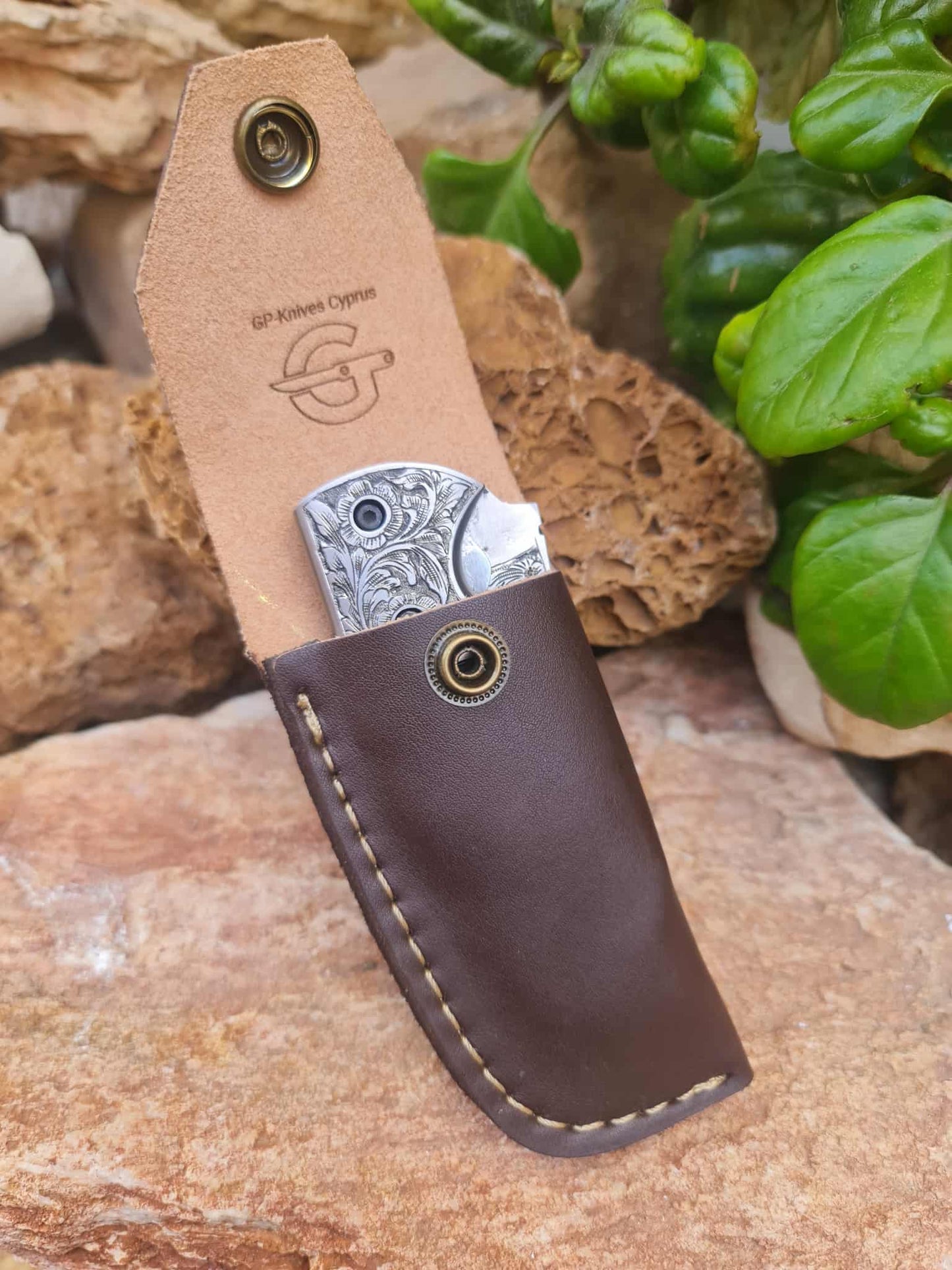 Handmade Limited Edition with Serial Number 18cm Knife with 420 Stainless Steel with Master Hand-Engraved Artistic Micro-Design & Asian Mouflon Horn