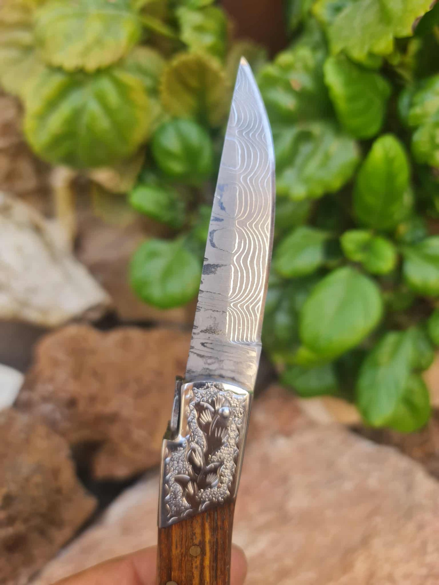 Handmade 16cm Laguiole de Poche with Stainless Damascus® - Walnut wood & Hand Engraved AEB-L Steel